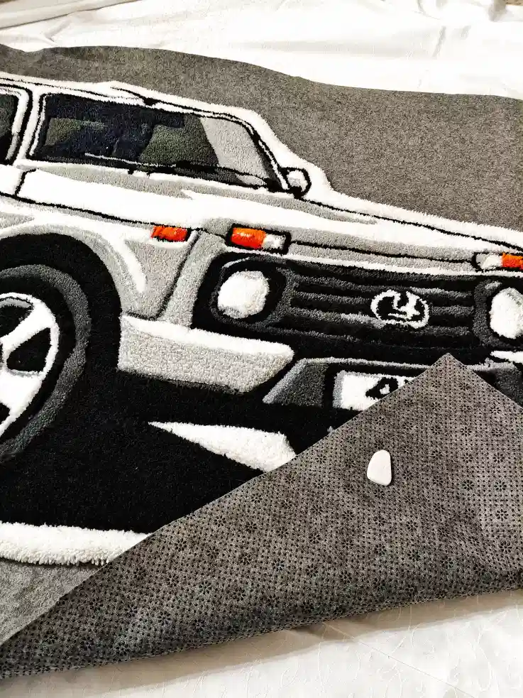 Фото этапа "Обработка задника" для ковра: Тафтинговый ковёр с машиной Лада Нива — процесс изготовления ковра ручной работы
