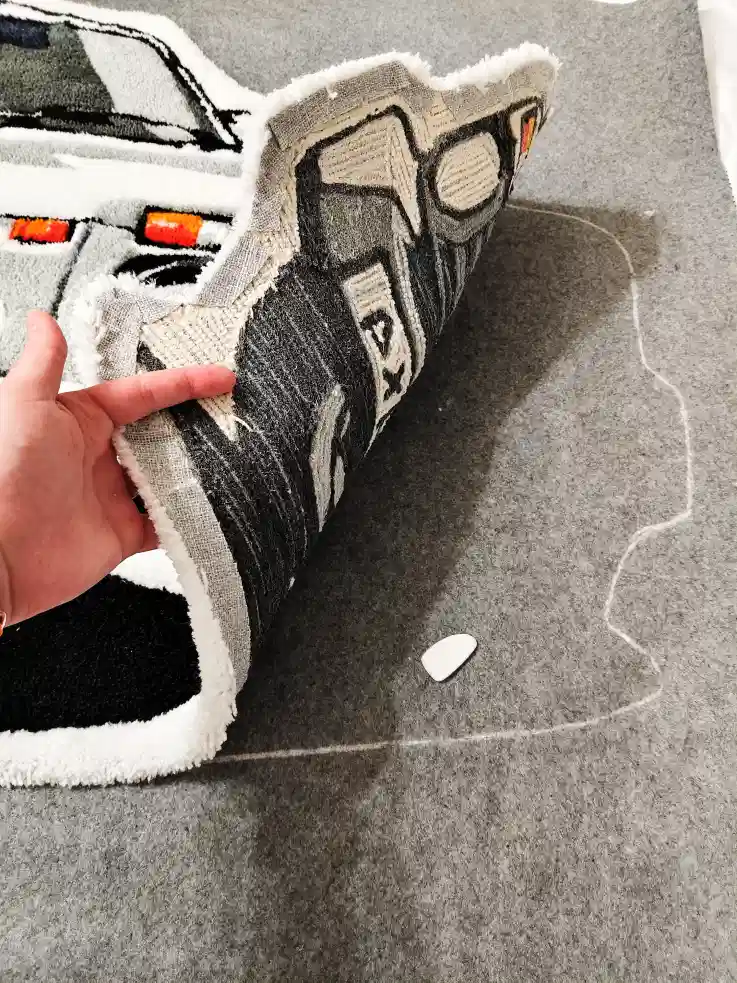 Фото этапа "Обработка задника" для ковра: Тафтинговый ковёр с машиной Лада Нива — процесс изготовления ковра ручной работы