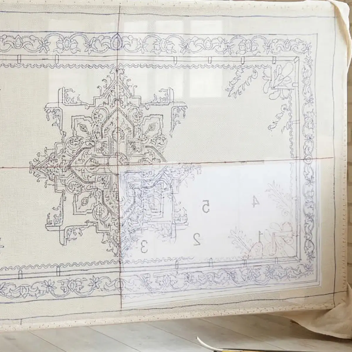 Фото этапа "Отрисовка макета на ткани" для ковра: Тафтинговый ковер на заказ: процесс изготовления ковра с советским орнаментом и логотипом