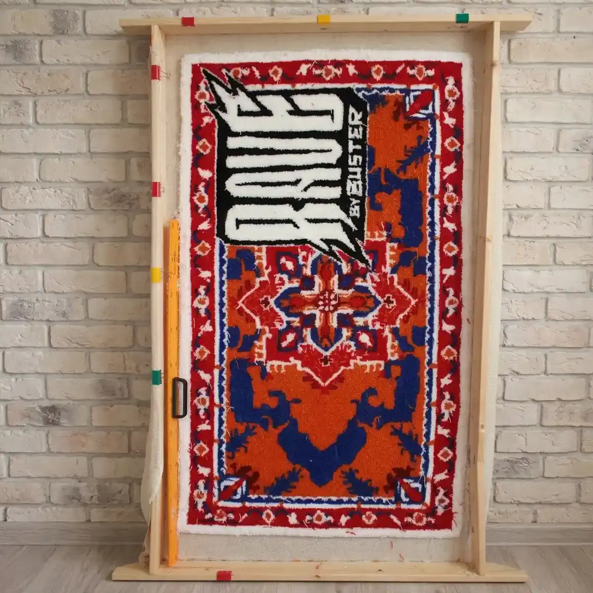 Фото этапа "Забивка ворсом" для ковра: Тафтинговый ковер на заказ: процесс изготовления ковра с советским орнаментом и логотипом