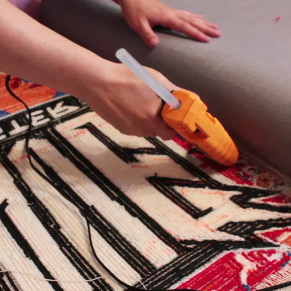 Фото этапа "Обработка задника" для ковра: Тафтинговый ковер на заказ: процесс изготовления ковра с советским орнаментом и логотипом