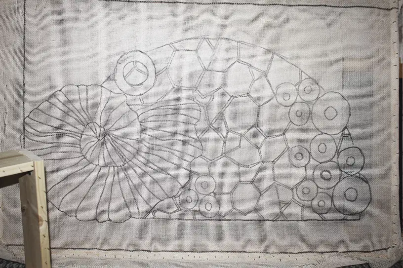 Фото этапа "Отрисовка макета на ткани" для ковра: Тафтинг ковёр для ванной с 3D рельефом камней и раковины — изготовление ковров на заказ