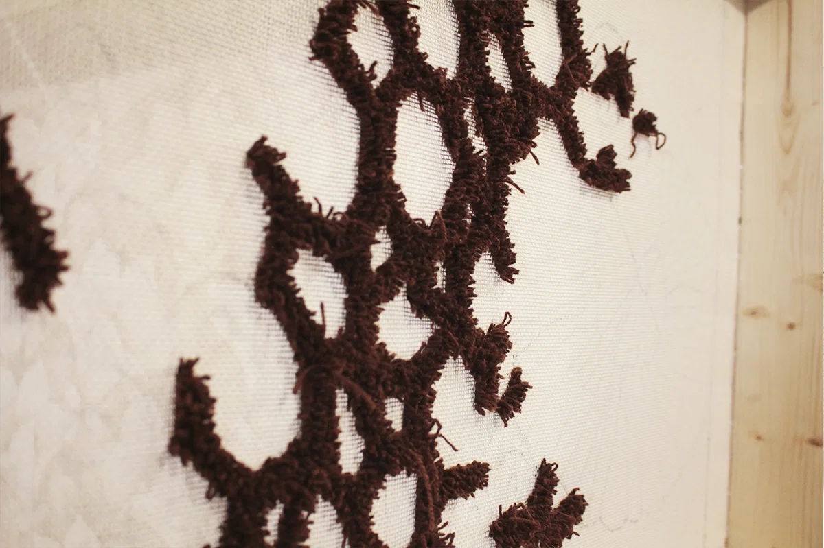 Фото этапа "Тестовая забивка ворса" для ковра: Тафтинг ковёр для ванной с 3D рельефом камней и раковины — изготовление ковров на заказ