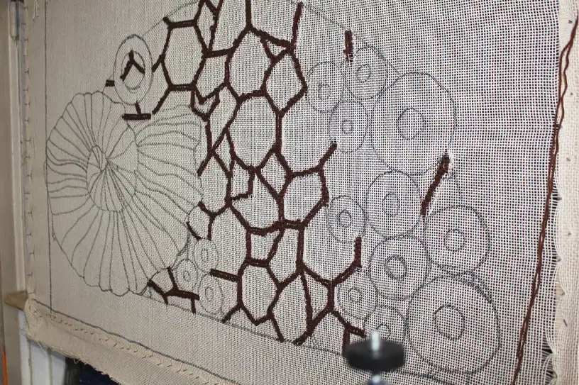 Фото этапа "Тестовая забивка ворса" для ковра: Тафтинг ковёр для ванной с 3D рельефом камней и раковины — изготовление ковров на заказ