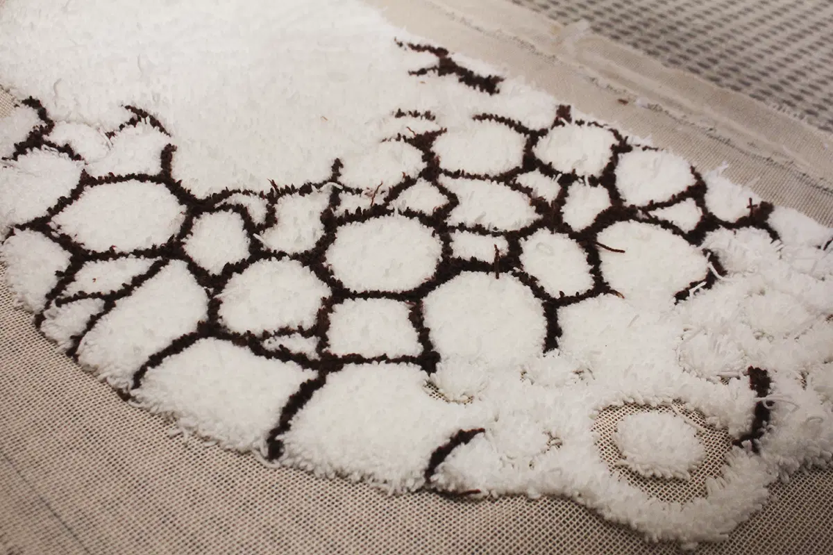 Фото этапа "Промежуточный отчет" для ковра: Тафтинг ковёр для ванной с 3D рельефом камней и раковины — изготовление ковров на заказ