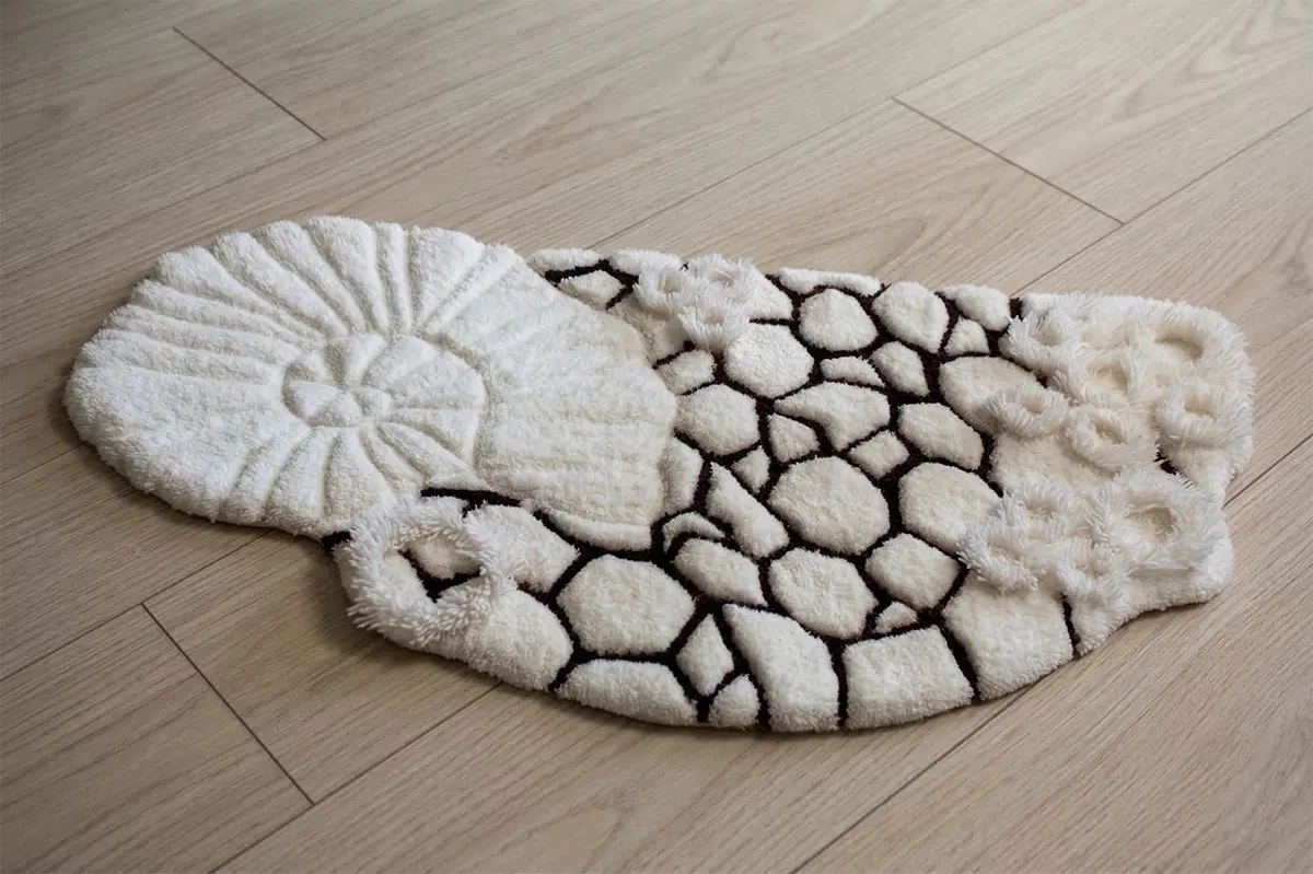 Фото этапа "Итоговый отчет" для ковра: Тафтинг ковёр для ванной с 3D рельефом камней и раковины — изготовление ковров на заказ