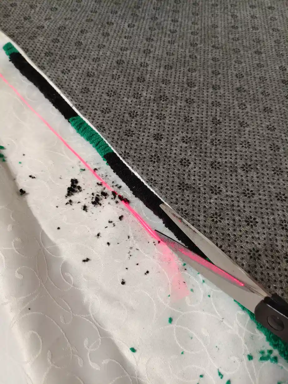 Фото этапа "Стрижка ворса" для ковра: Изготовление тафтингового ковра на заказ: кейс ковра с Риком и Морти