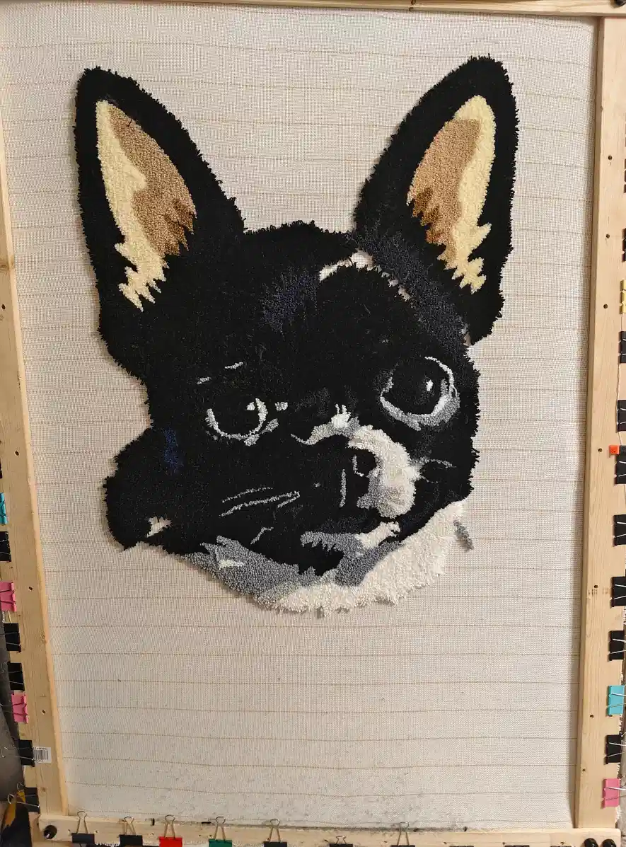 Фото этапа "Забивка ворсом" для ковра: Ковёр по фотографии на заказ — тафтинг с характером