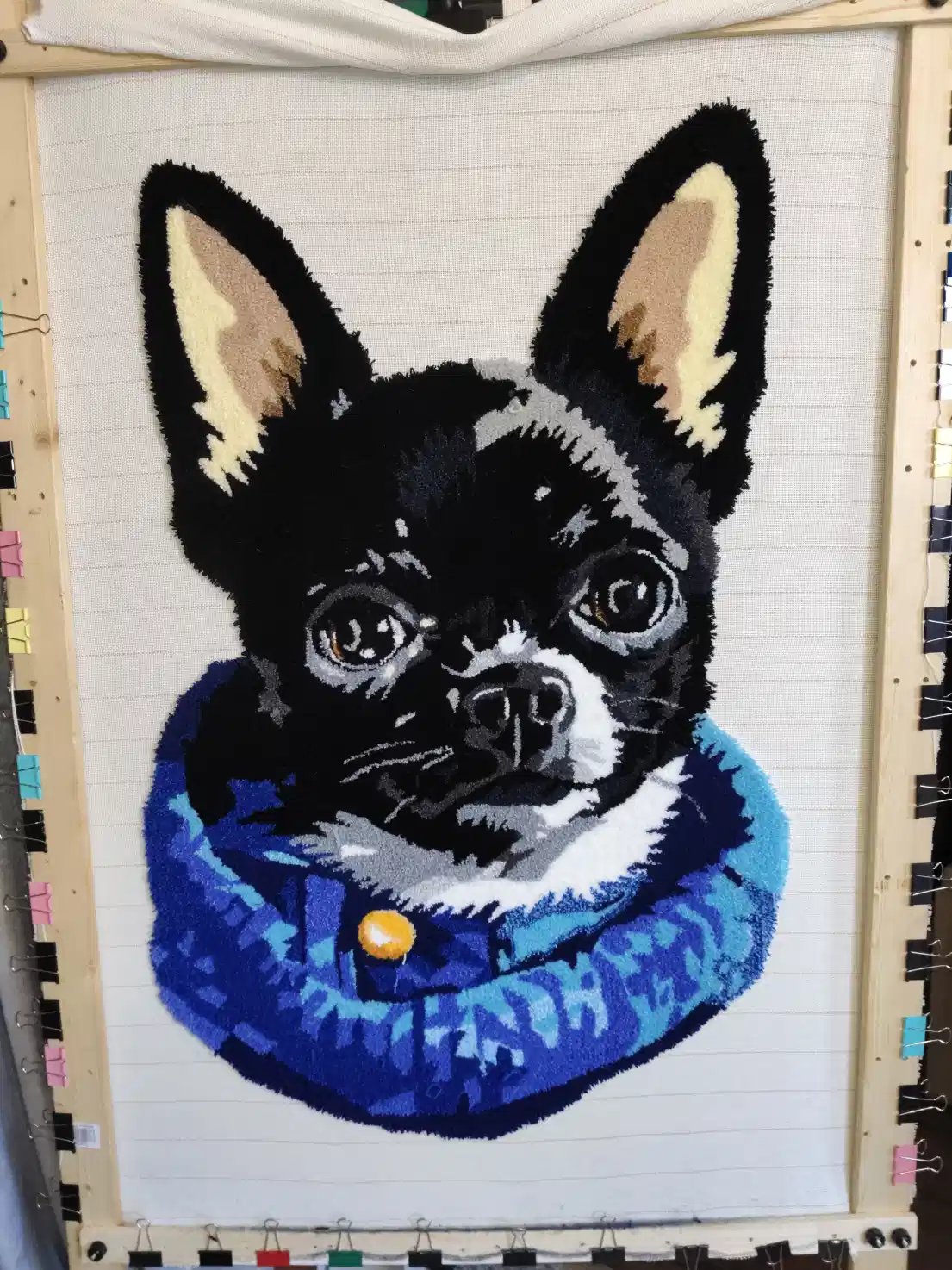 Фото этапа "Забивка ворсом" для ковра: Ковёр по фотографии на заказ — тафтинг с характером