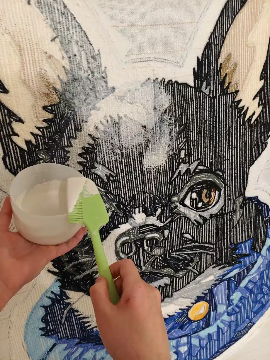 Фото этапа "Проклейка ворса" для ковра: Ковёр по фотографии на заказ — тафтинг с характером