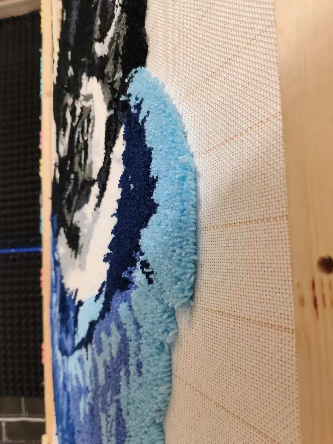 Фото этапа "Промежуточный отчет" для ковра: Ковёр по фотографии на заказ — тафтинг с характером