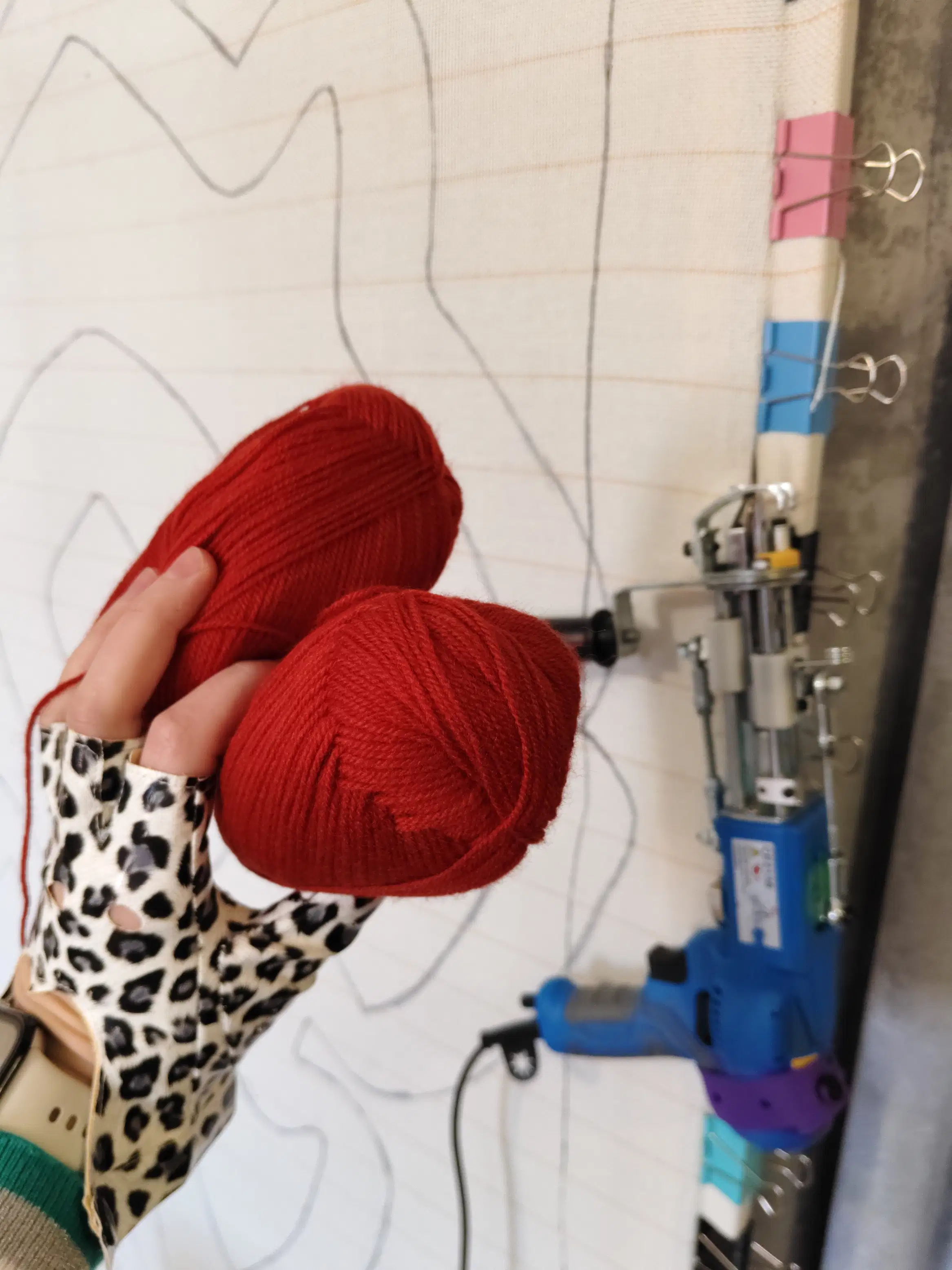 Фото этапа "Тестовая забивка ворса" для ковра: Тафтинговый ковер World of Warcraft (Орда) — ручная работа для геймерского интерьера