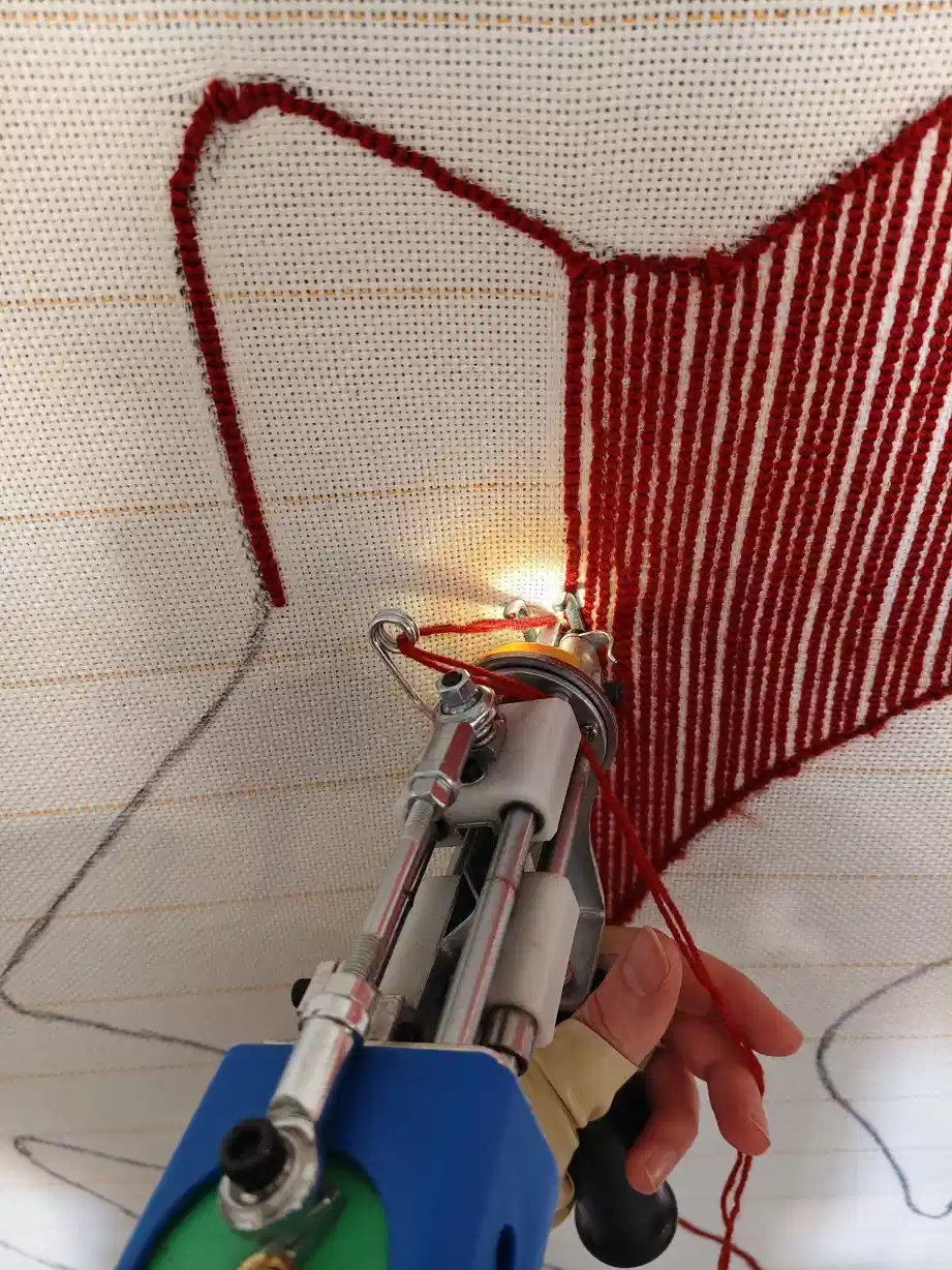 Фото этапа "Тестовая забивка ворса" для ковра: Тафтинговый ковер World of Warcraft (Орда) — ручная работа для геймерского интерьера