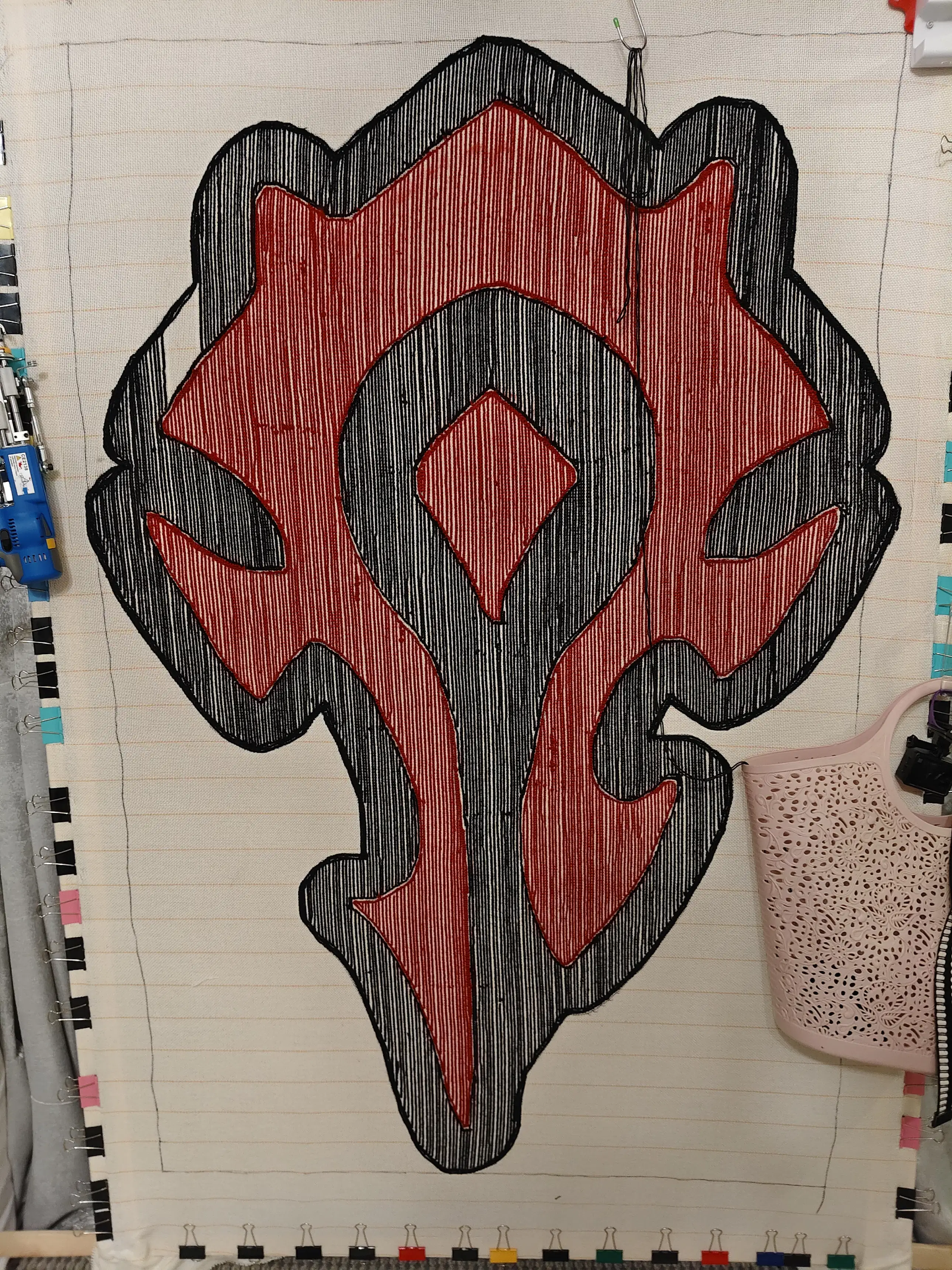 Фото этапа "Забивка ворсом" для ковра: Тафтинговый ковер World of Warcraft (Орда) — ручная работа для геймерского интерьера