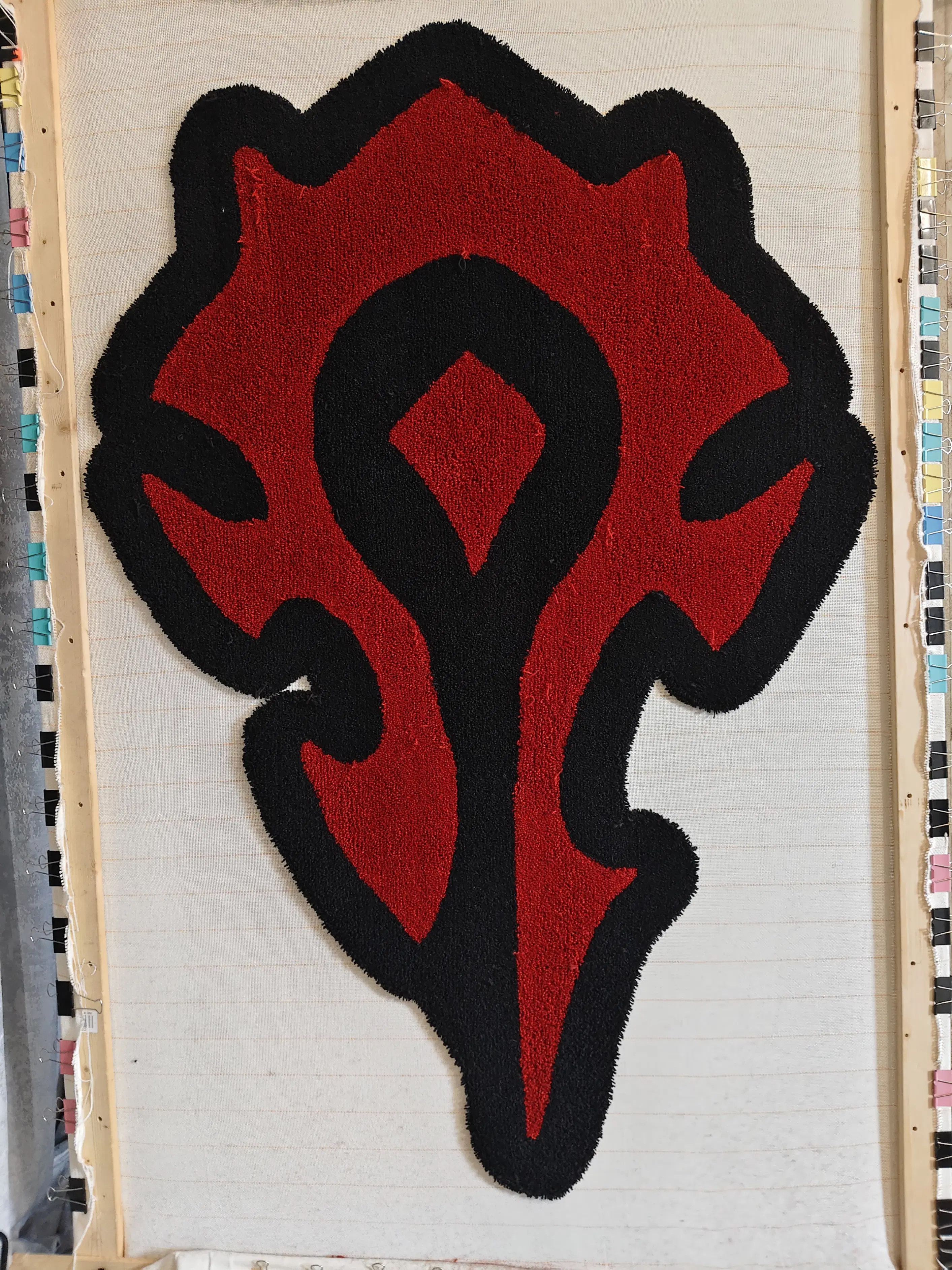 Фото этапа "Промежуточный отчет" для ковра: Тафтинговый ковер World of Warcraft (Орда) — ручная работа для геймерского интерьера