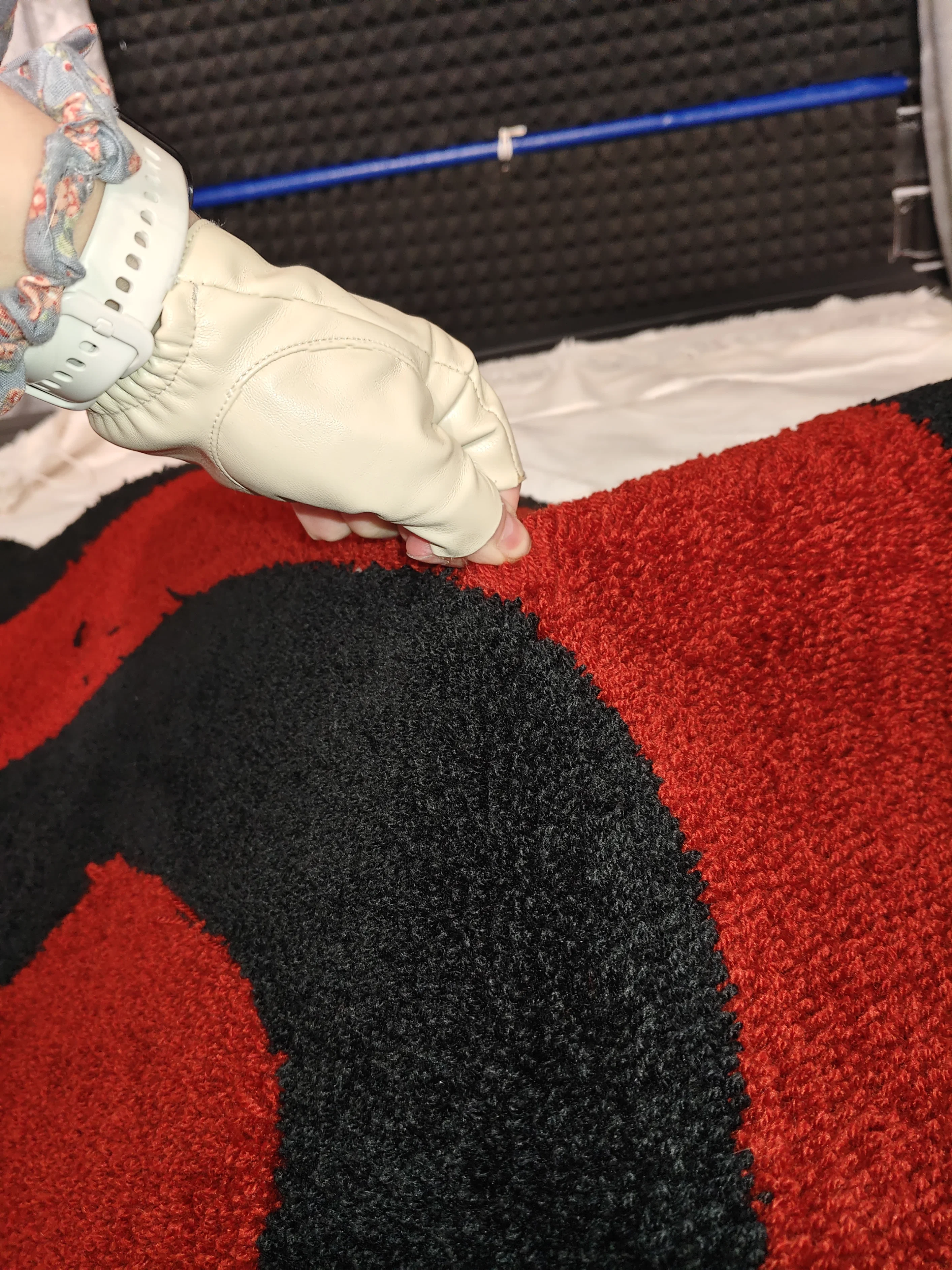 Фото этапа "Проклейка ворса" для ковра: Тафтинговый ковер World of Warcraft (Орда) — ручная работа для геймерского интерьера