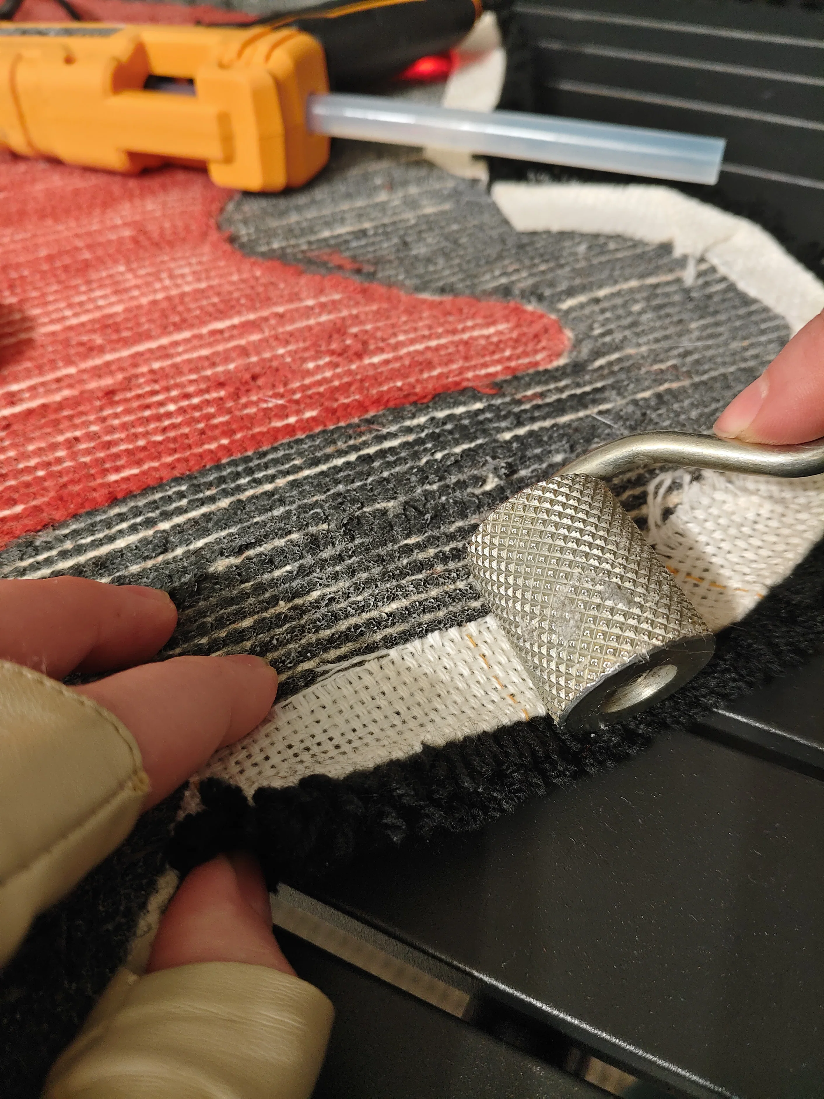 Фото этапа "Обработка задника" для ковра: Тафтинговый ковер World of Warcraft (Орда) — ручная работа для геймерского интерьера