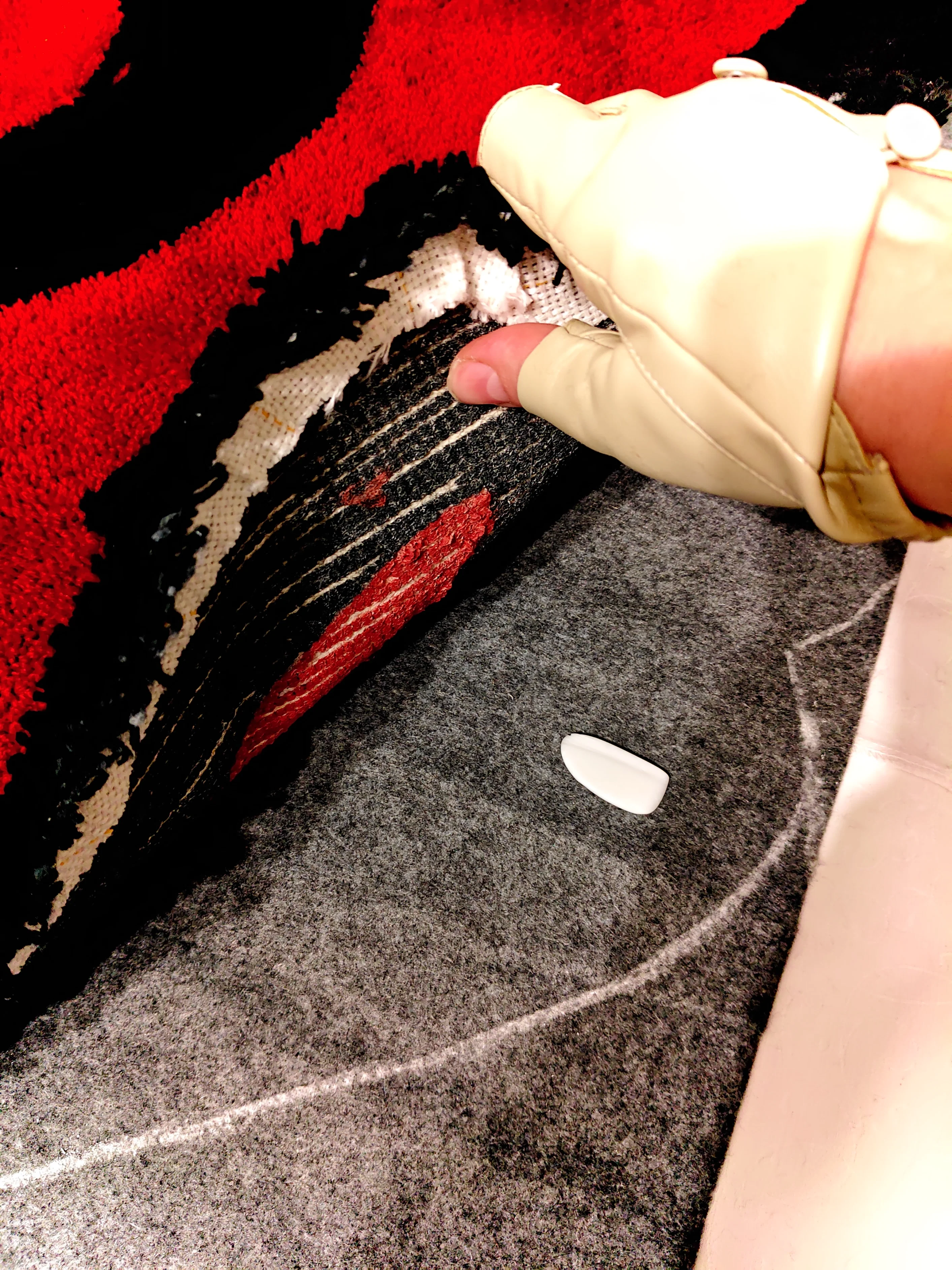 Фото этапа "Обработка задника" для ковра: Тафтинговый ковер World of Warcraft (Орда) — ручная работа для геймерского интерьера