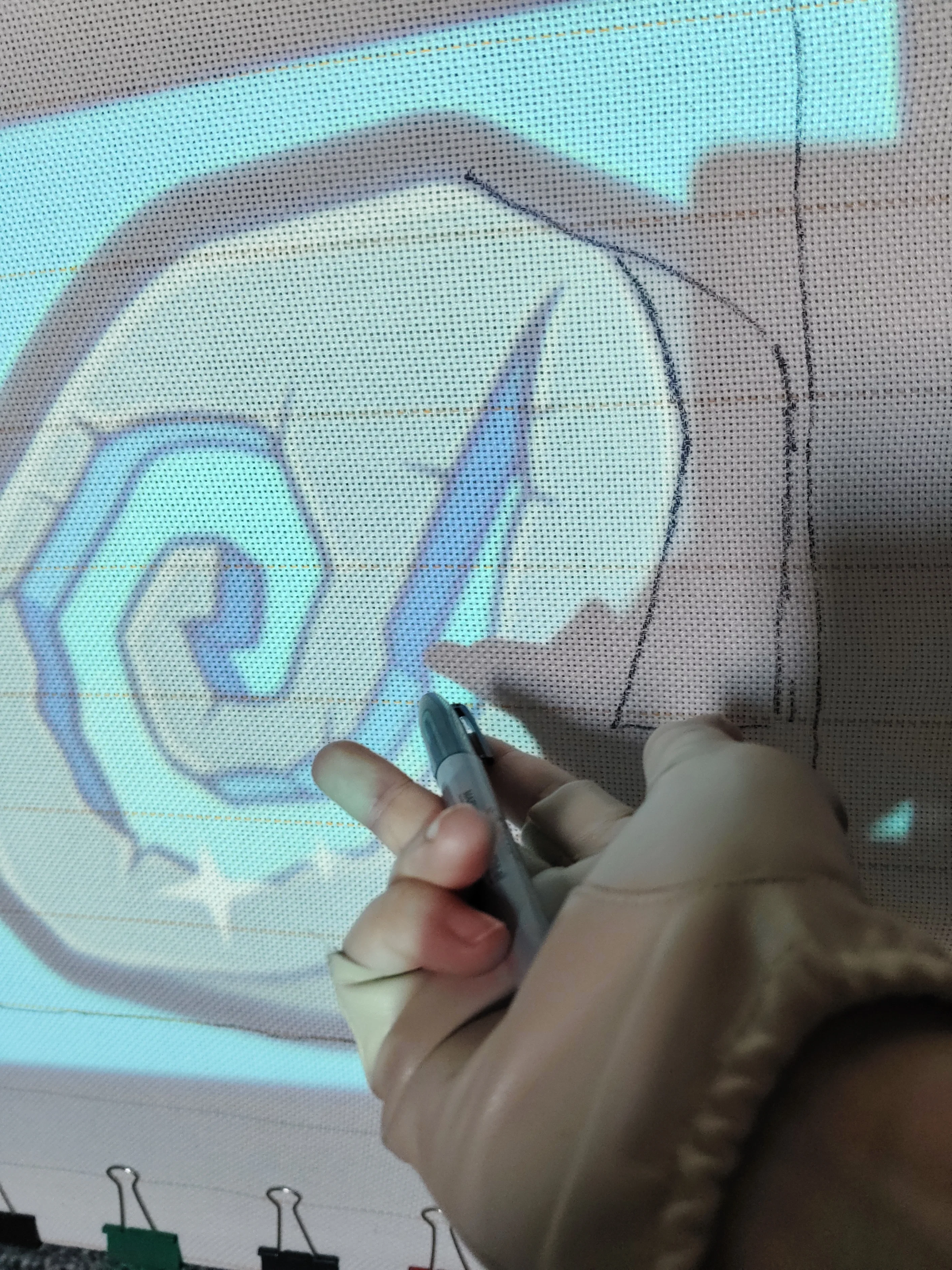 Фото этапа "Отрисовка макета на ткани" для ковра: Настенный тафтинговый ковер с камнем телепортации — ручная работа