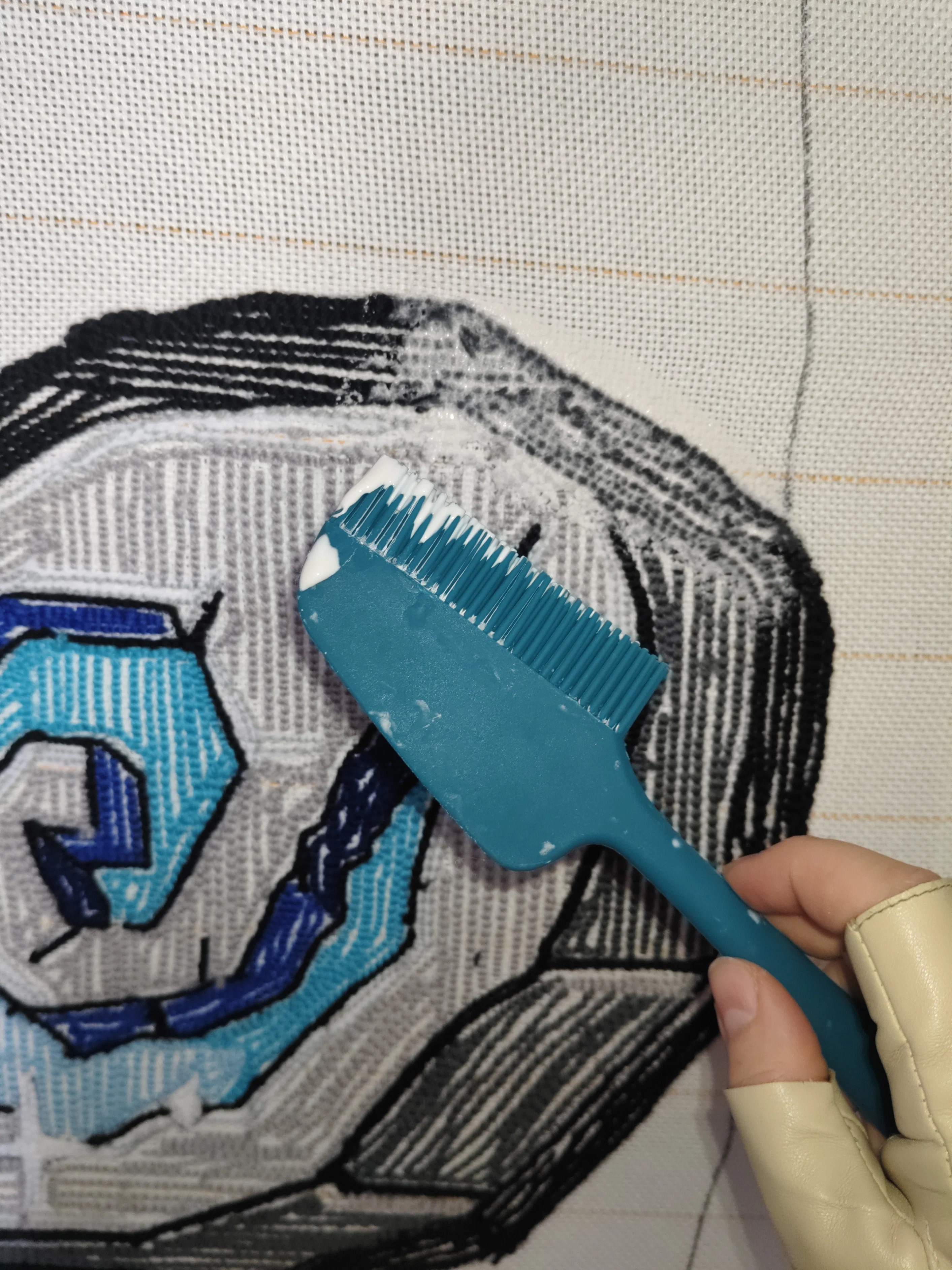 Фото этапа "Обработка задника" для ковра: Настенный тафтинговый ковер с камнем телепортации — ручная работа