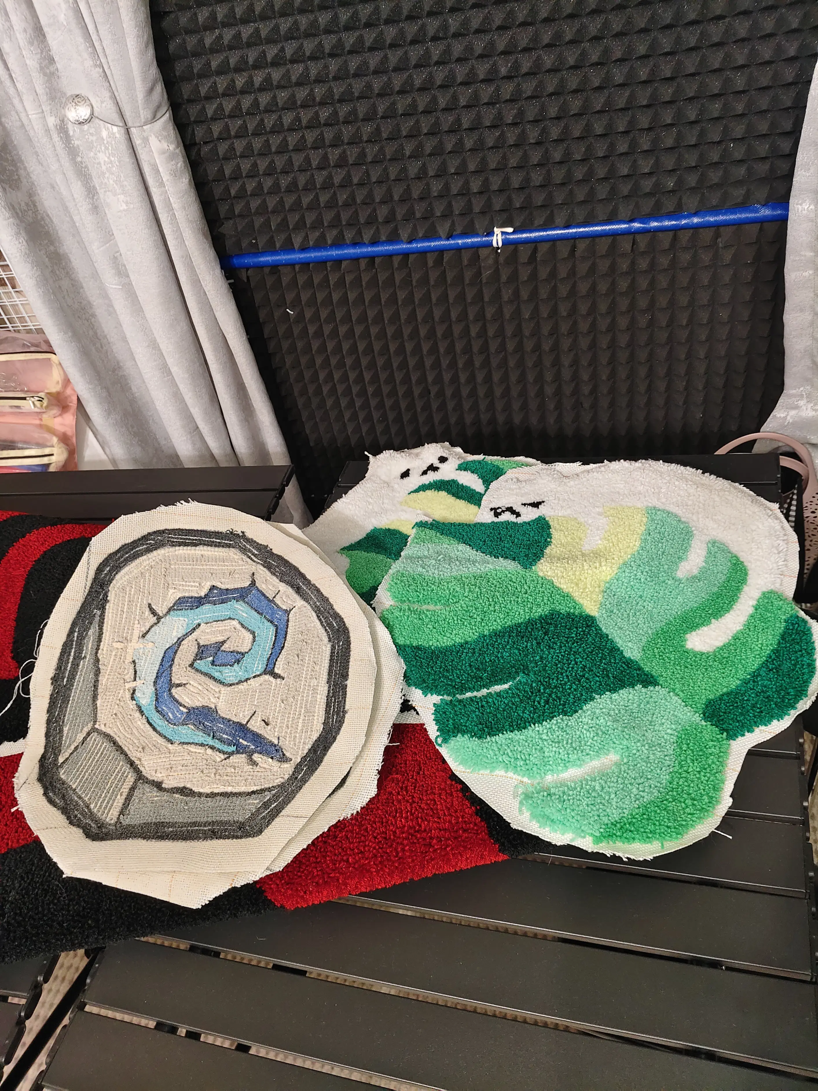 Фото этапа "Обработка задника" для ковра: Настенный тафтинговый ковер с камнем телепортации — ручная работа