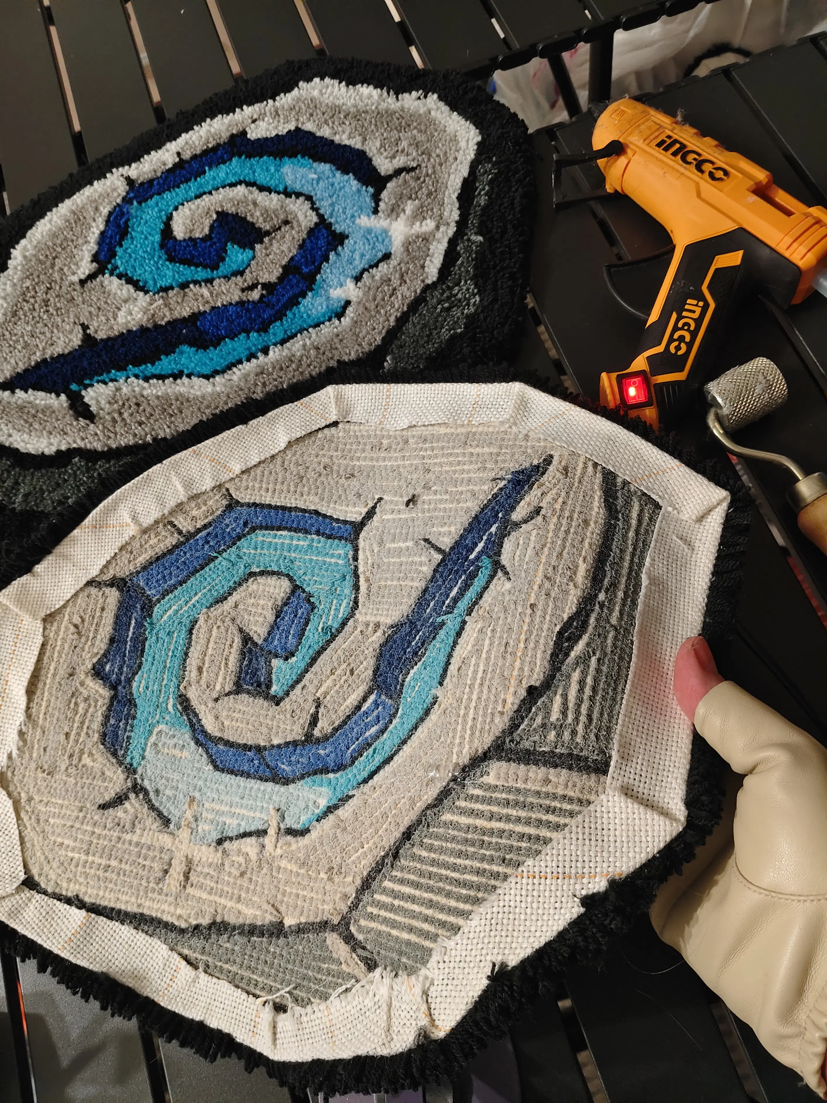 Фото этапа "Обработка задника" для ковра: Настенный тафтинговый ковер с камнем телепортации — ручная работа