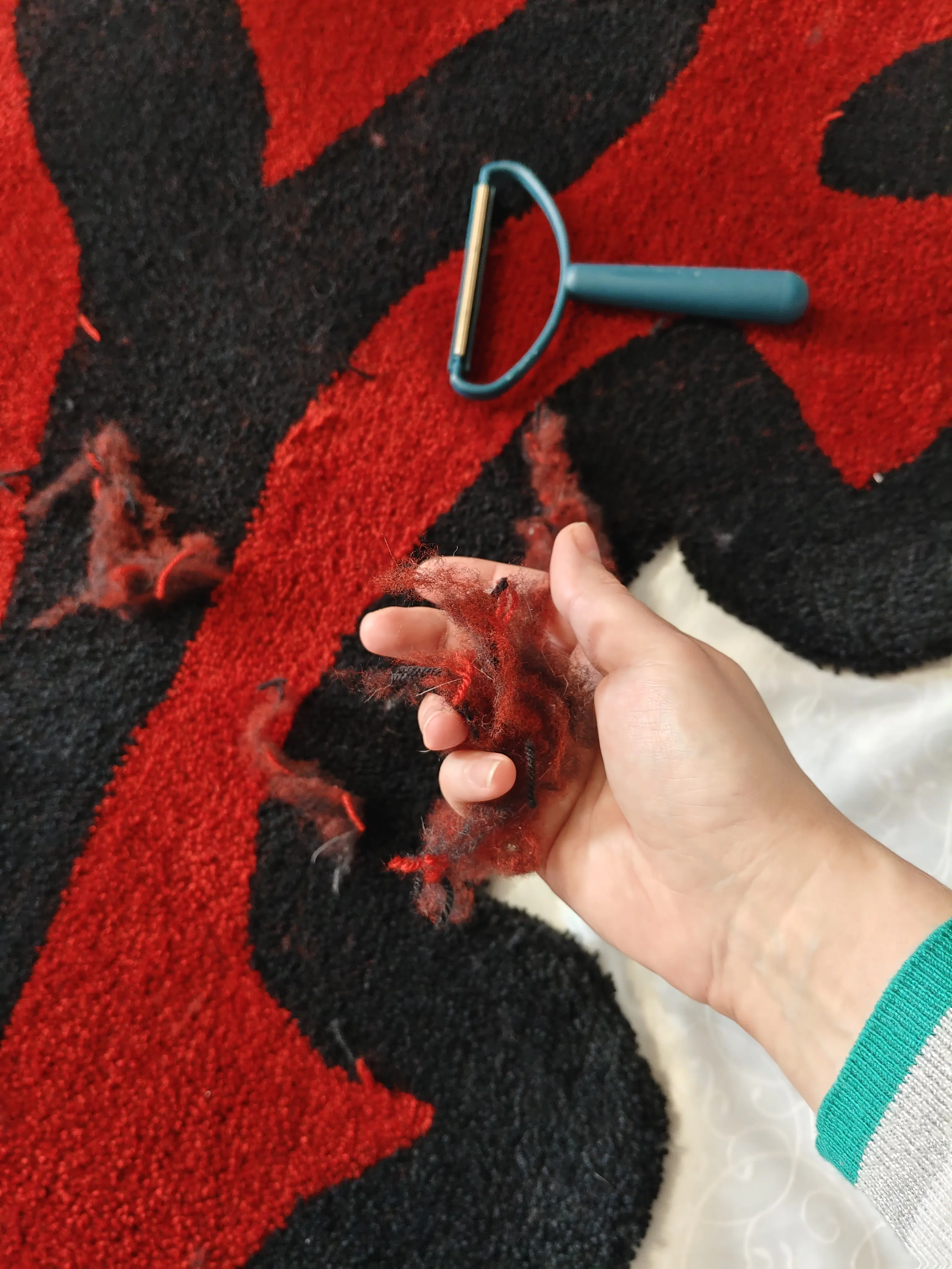 Фото этапа "Стрижка ворса" для ковра: Тафтинговый ковер World of Warcraft (Орда) — ручная работа для геймерского интерьера