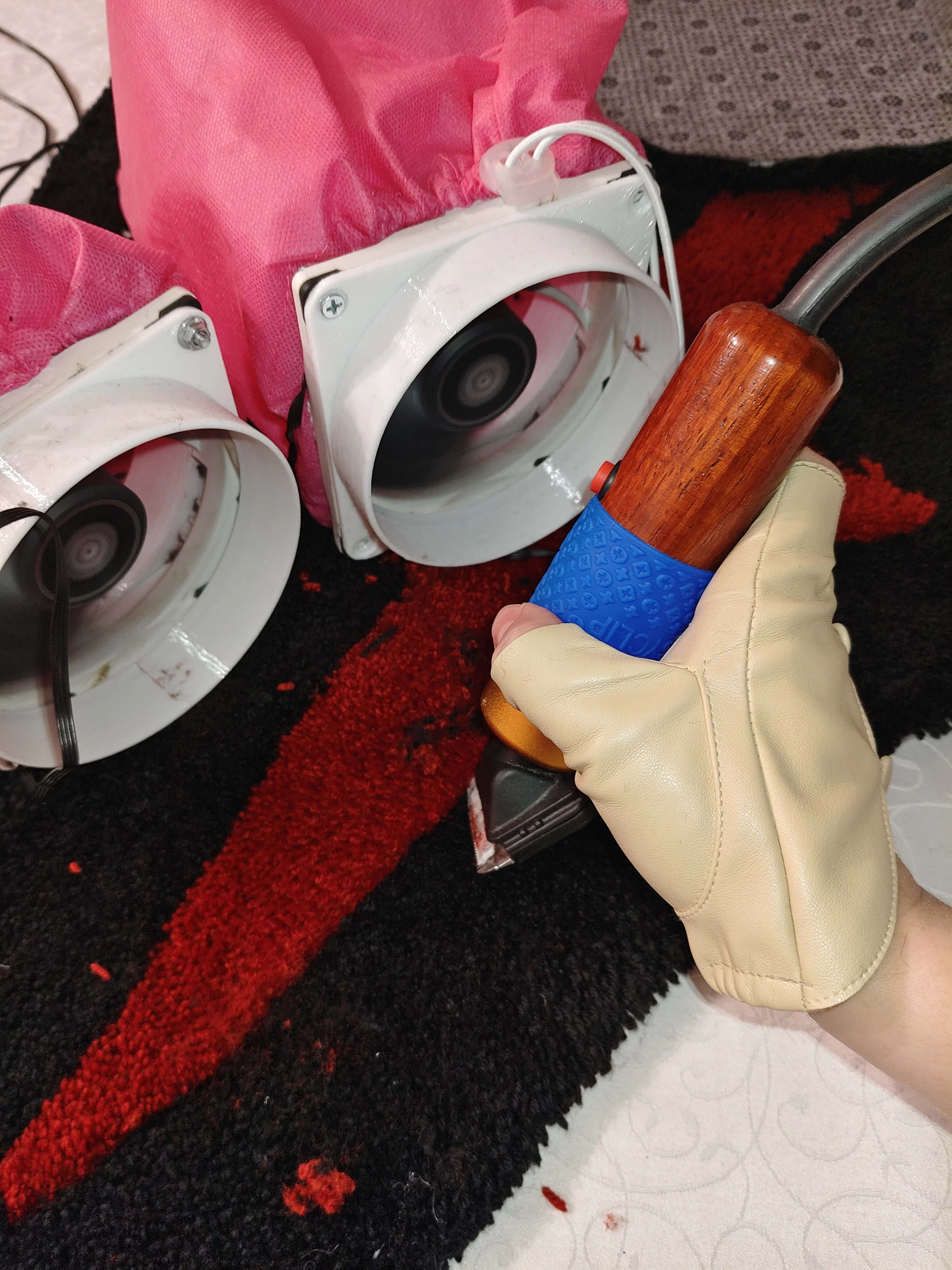 Фото этапа "Стрижка ворса" для ковра: Тафтинговый ковер World of Warcraft (Орда) — ручная работа для геймерского интерьера