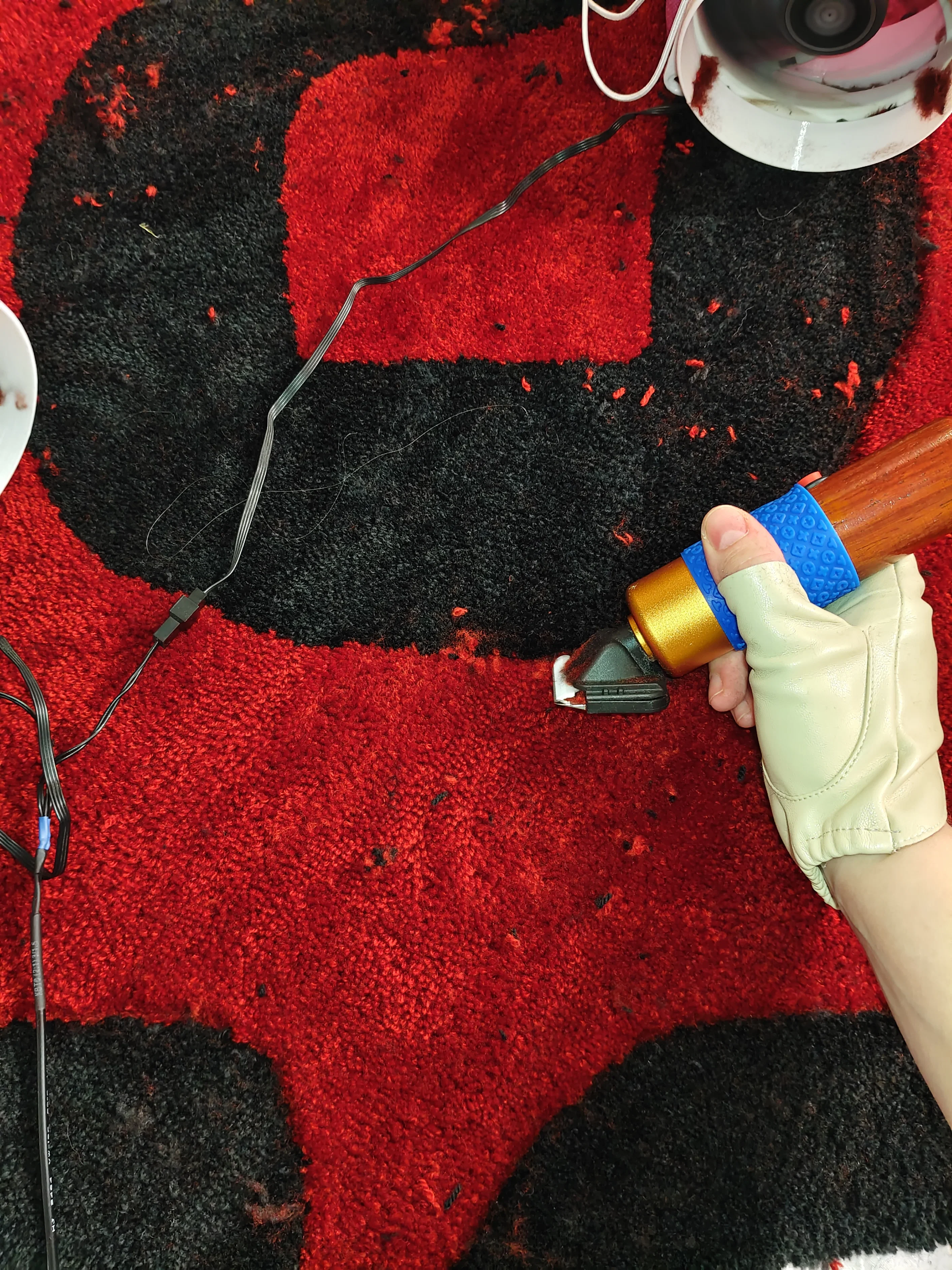 Фото этапа "Стрижка ворса" для ковра: Тафтинговый ковер World of Warcraft (Орда) — ручная работа для геймерского интерьера