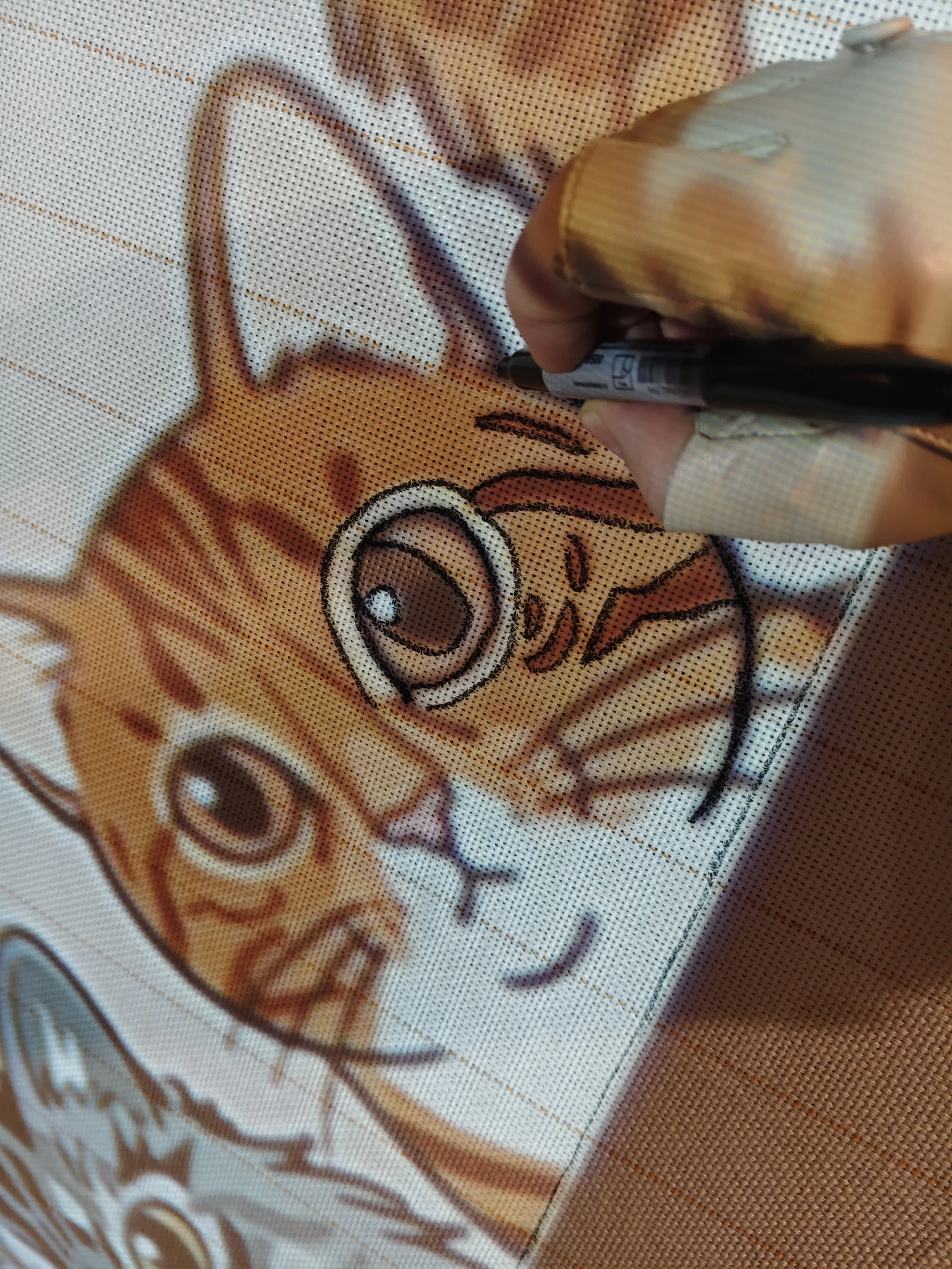 Фото этапа "Отрисовка макета на ткани" для ковра: Тафтинг ковров на заказ: как создаётся премиальный ковёр и почему его выбирают