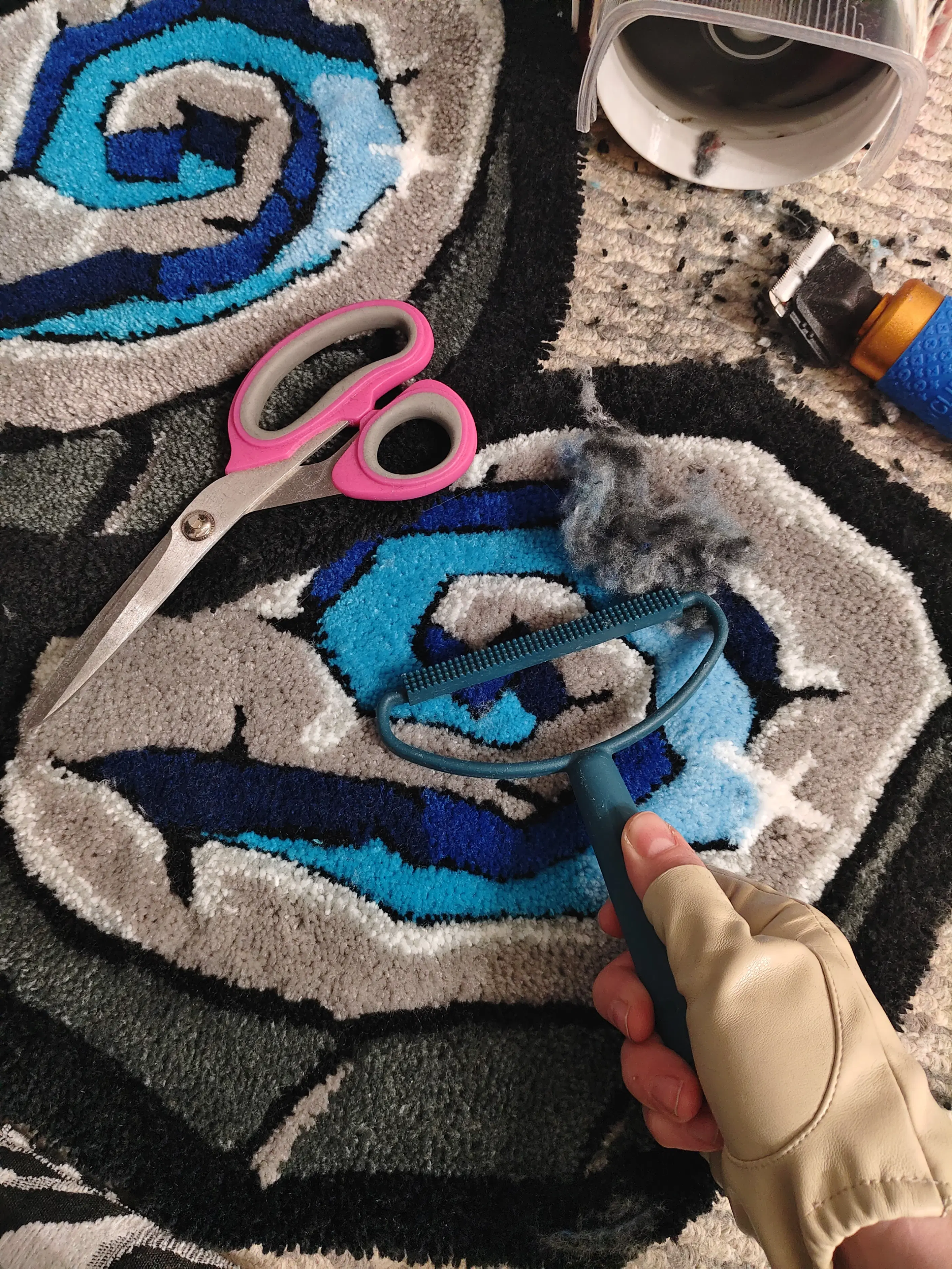 Фото этапа "Стрижка ворса" для ковра: Настенный тафтинговый ковер с камнем телепортации — ручная работа