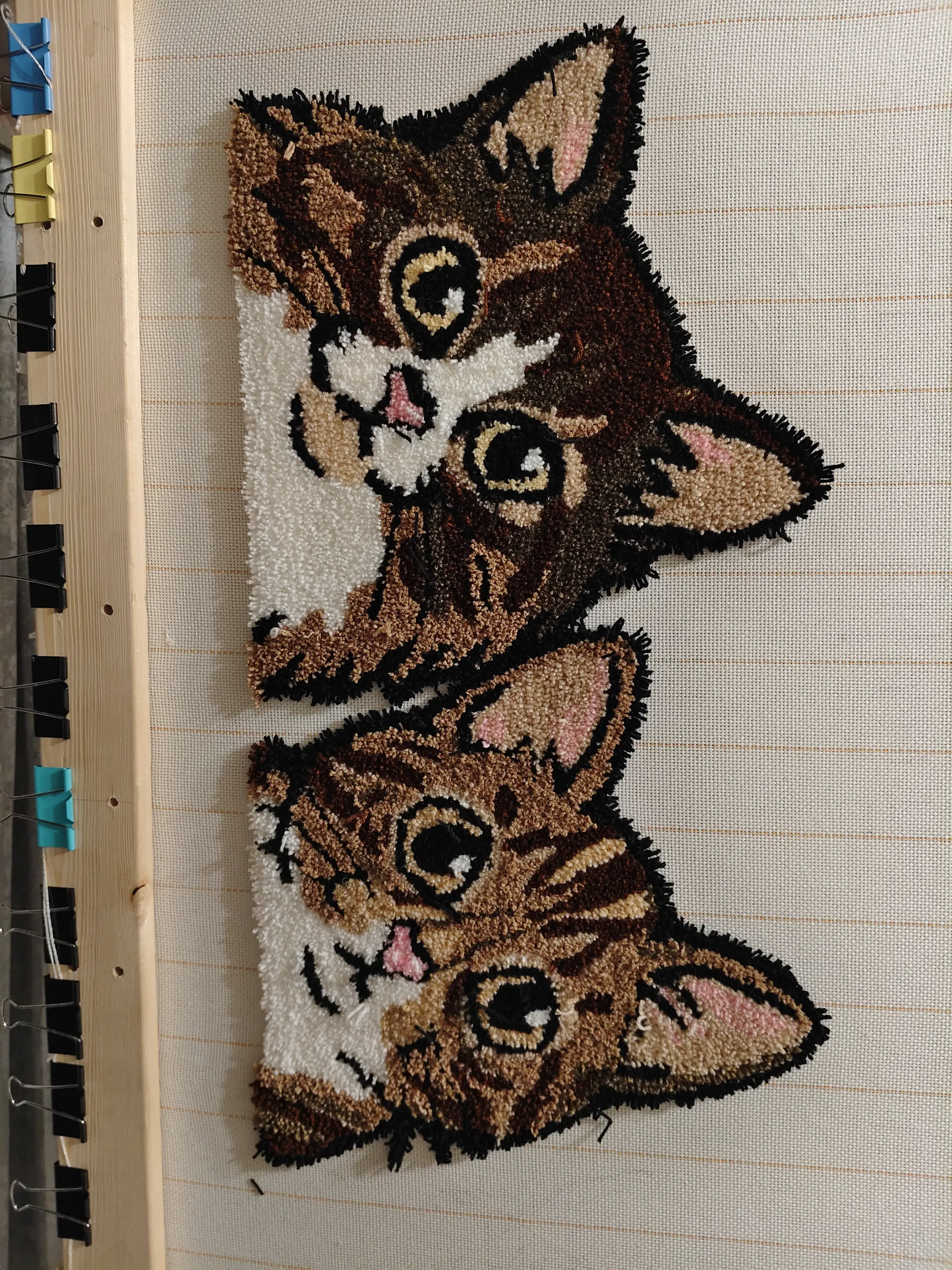 Фото этапа "Забивка ворсом" для ковра: Тафтинг ковров на заказ: как создаётся премиальный ковёр и почему его выбирают