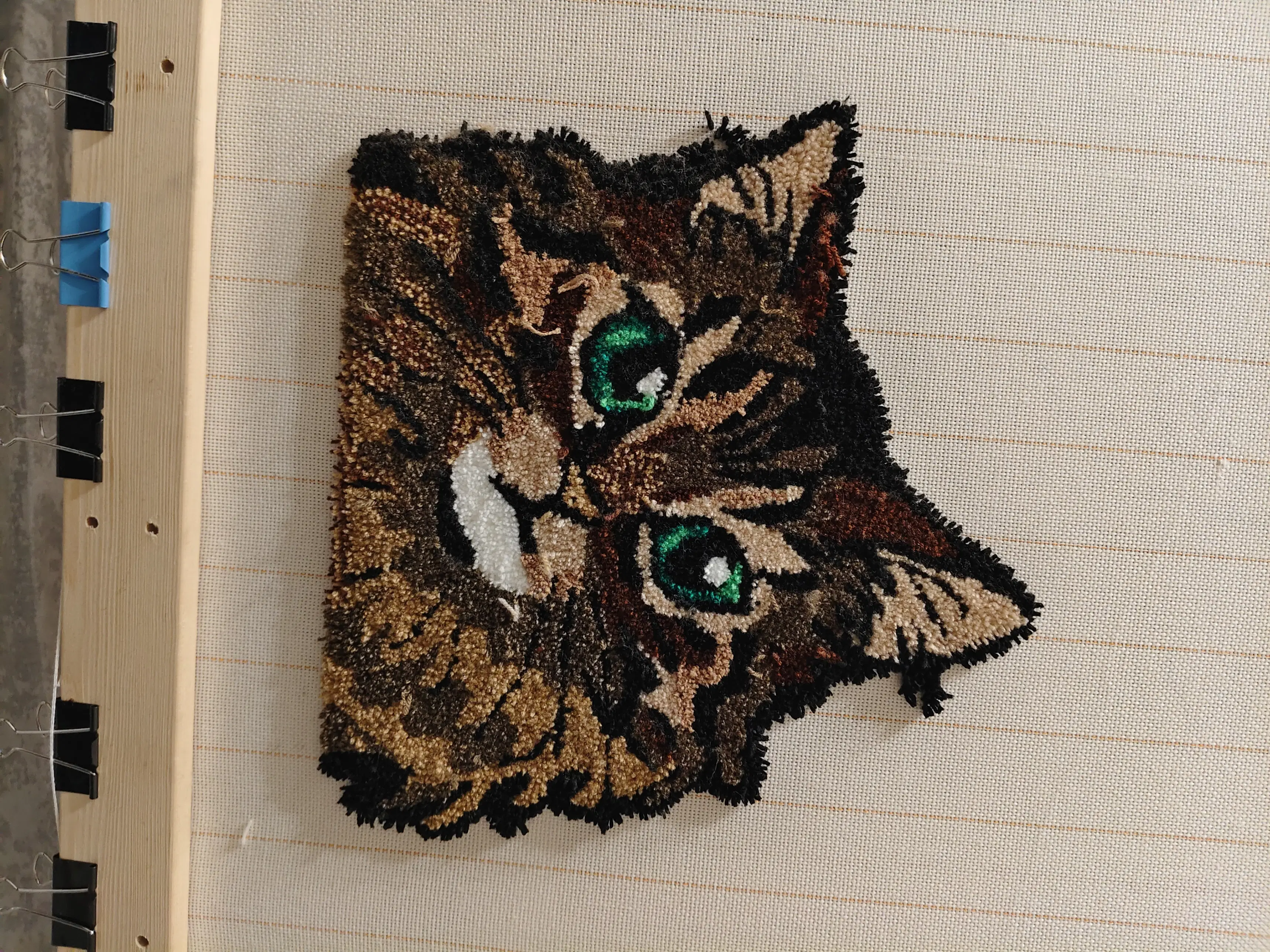 Фото этапа "Забивка ворсом" для ковра: Тафтинг ковров на заказ: как создаётся премиальный ковёр и почему его выбирают