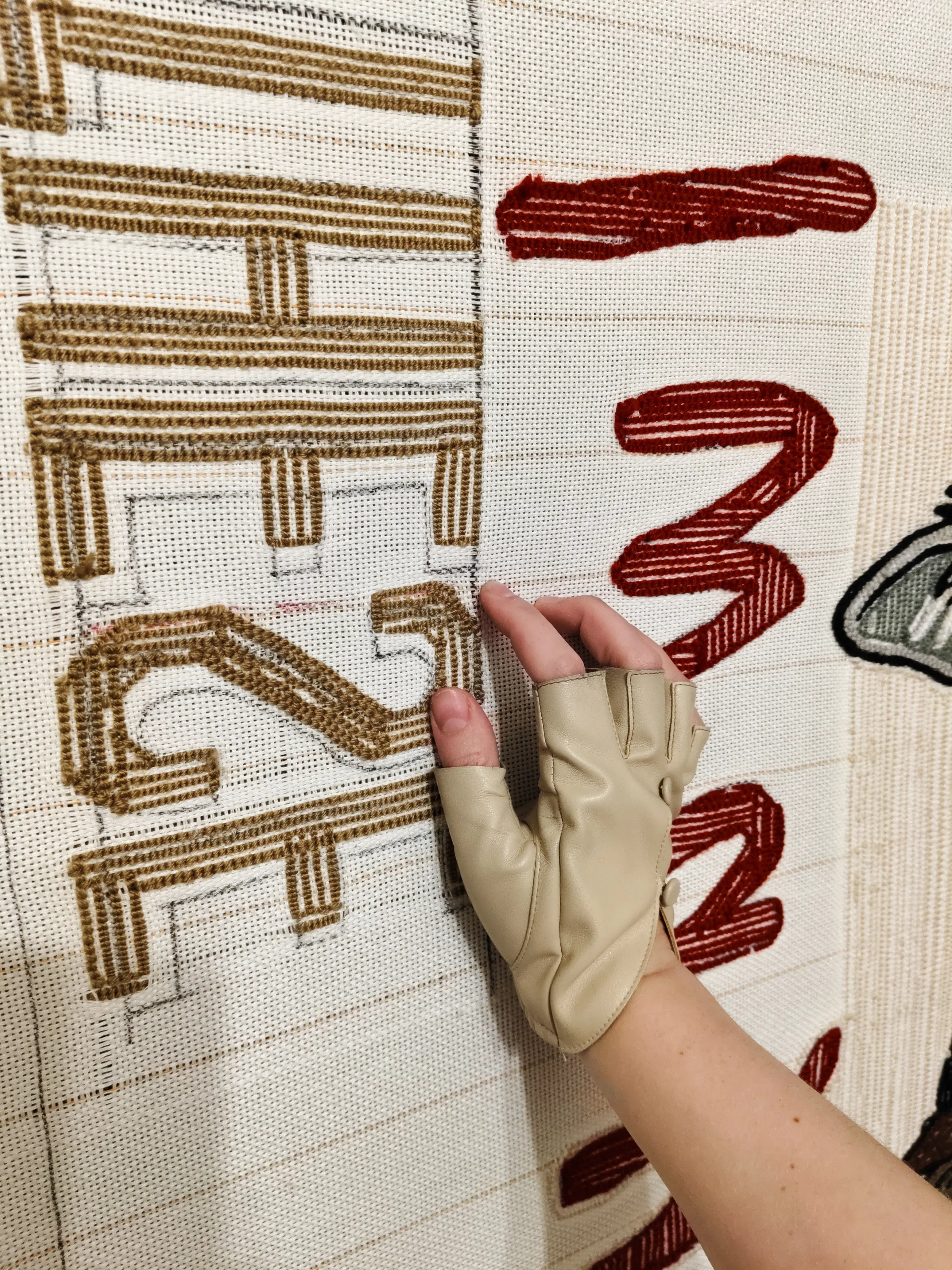 Фото этапа "Забивка ворсом" для ковра: Тафтинг ковров на заказ: как создаётся премиальный ковёр и почему его выбирают