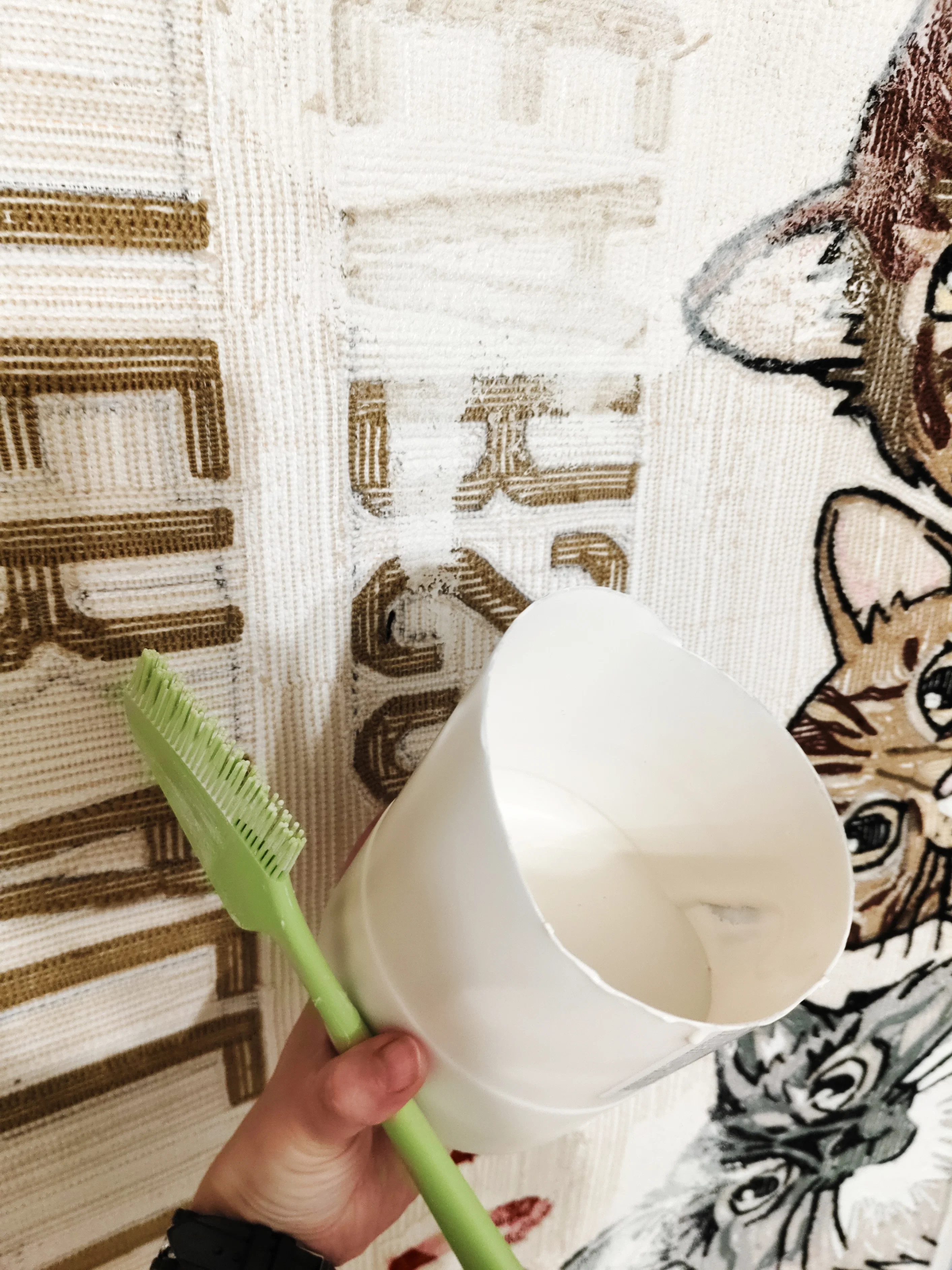 Фото этапа "Проклейка ворса" для ковра: Тафтинг ковров на заказ: как создаётся премиальный ковёр и почему его выбирают