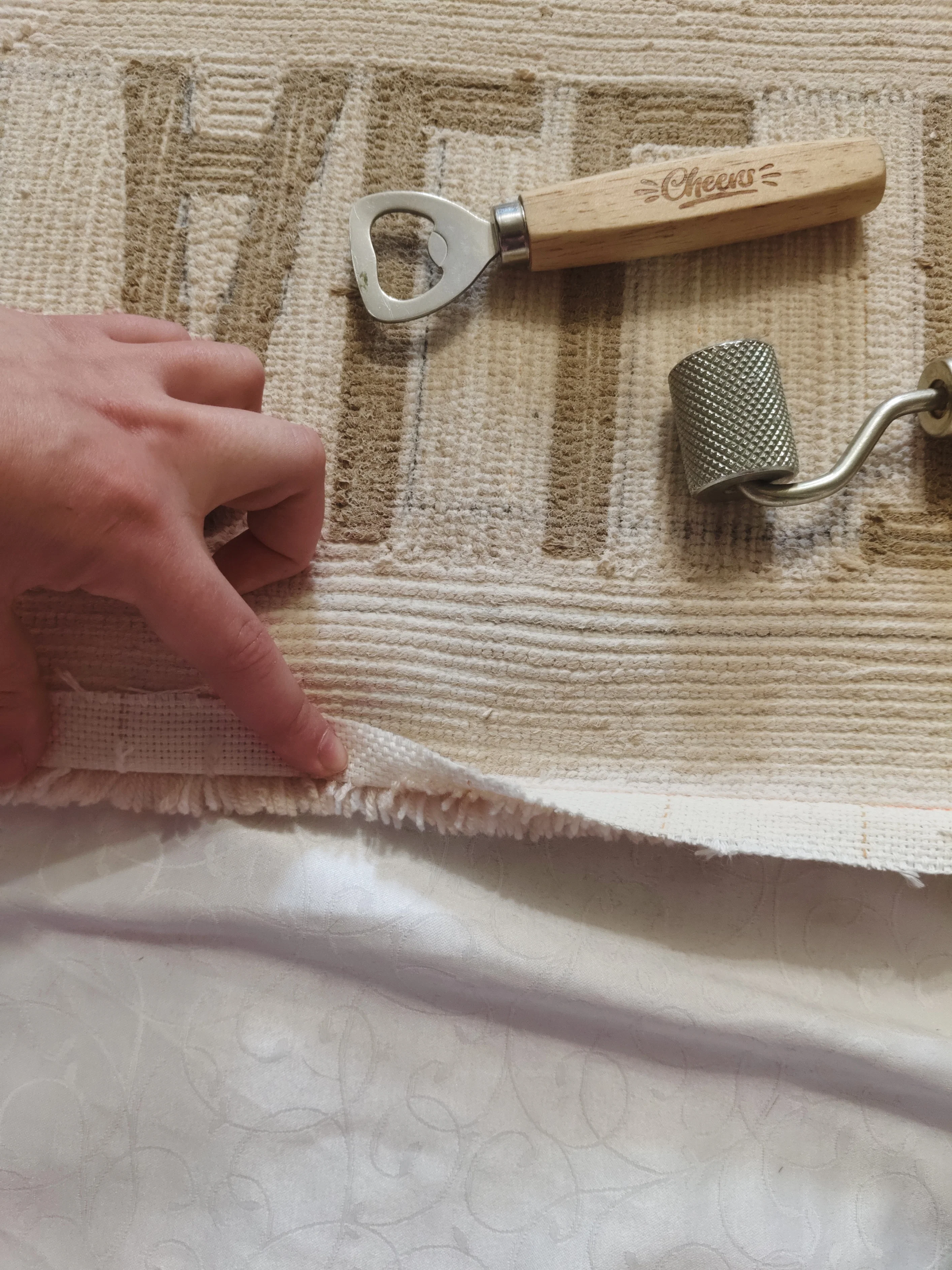 Фото этапа "Обработка задника" для ковра: Тафтинг ковров на заказ: как создаётся премиальный ковёр и почему его выбирают