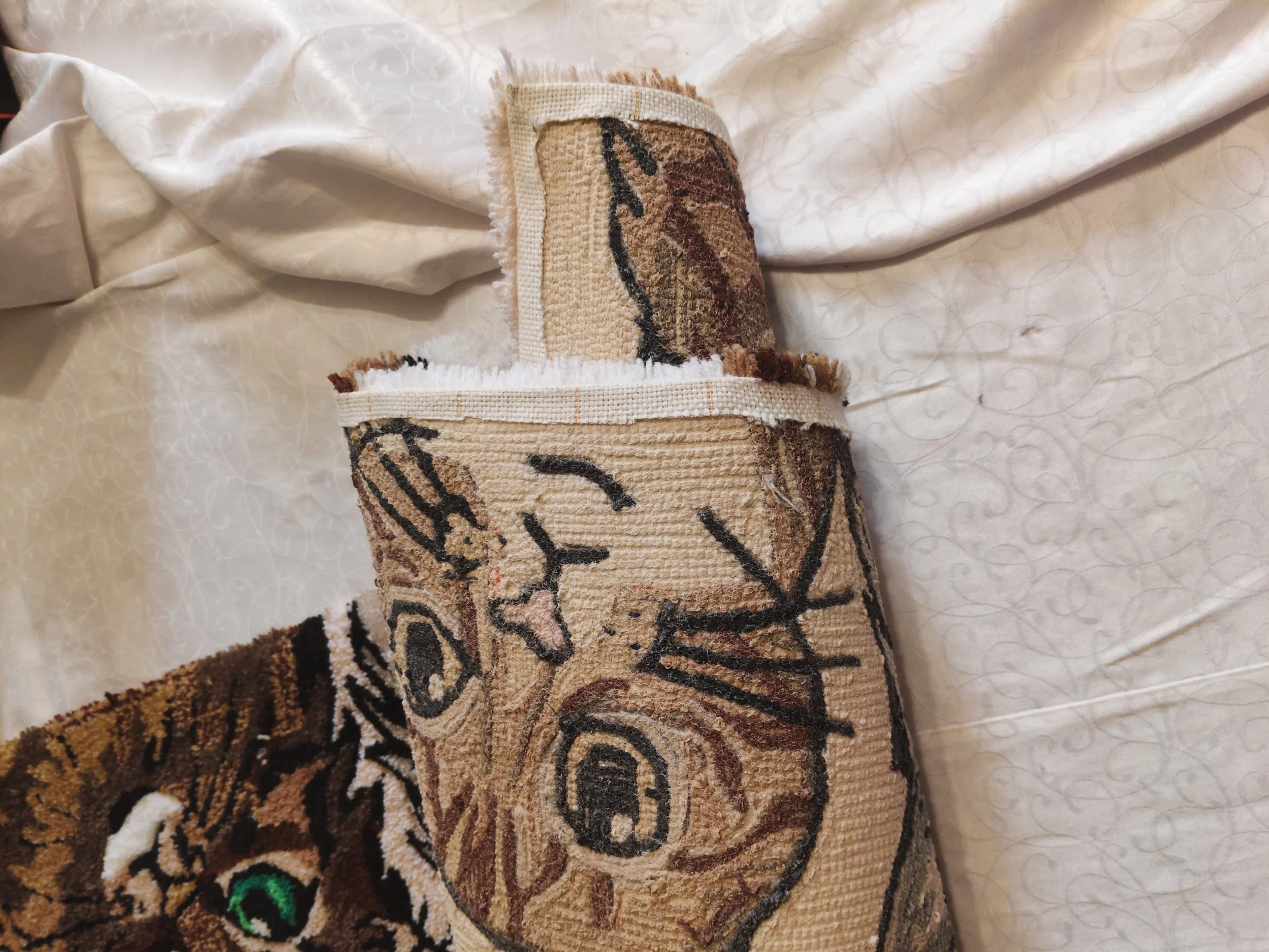 Фото этапа "Обработка задника" для ковра: Тафтинг ковров на заказ: как создаётся премиальный ковёр и почему его выбирают