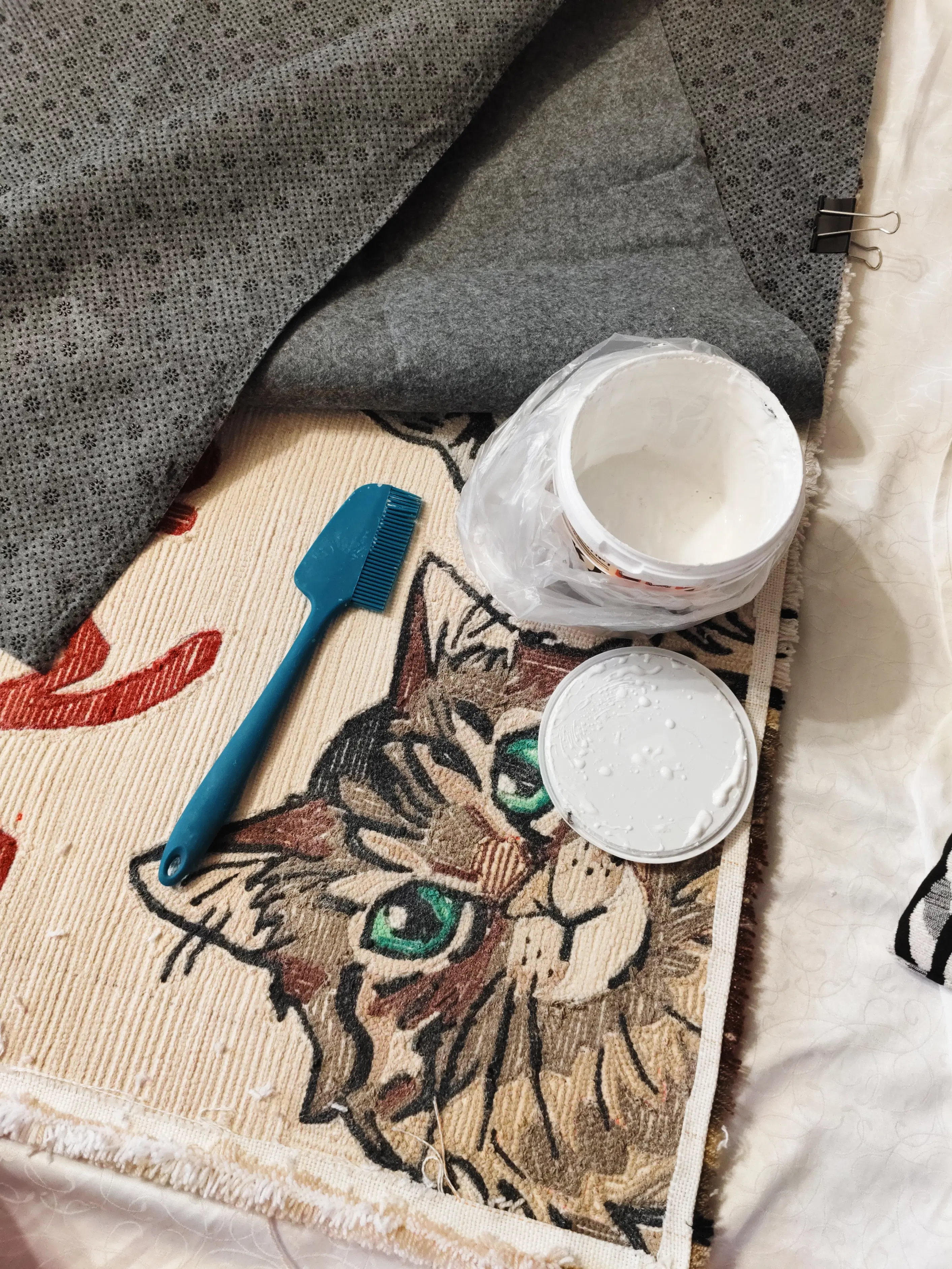 Фото этапа "Обработка задника" для ковра: Тафтинг ковров на заказ: как создаётся премиальный ковёр и почему его выбирают