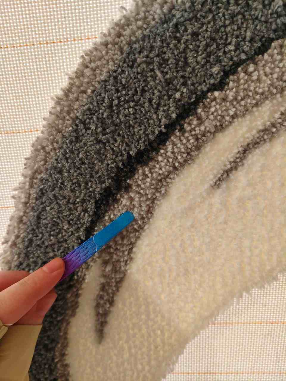 Фото этапа "Тестовая забивка ворса" для ковра: Тафтинговый ковер ручной работы по индивидуальному эскизу