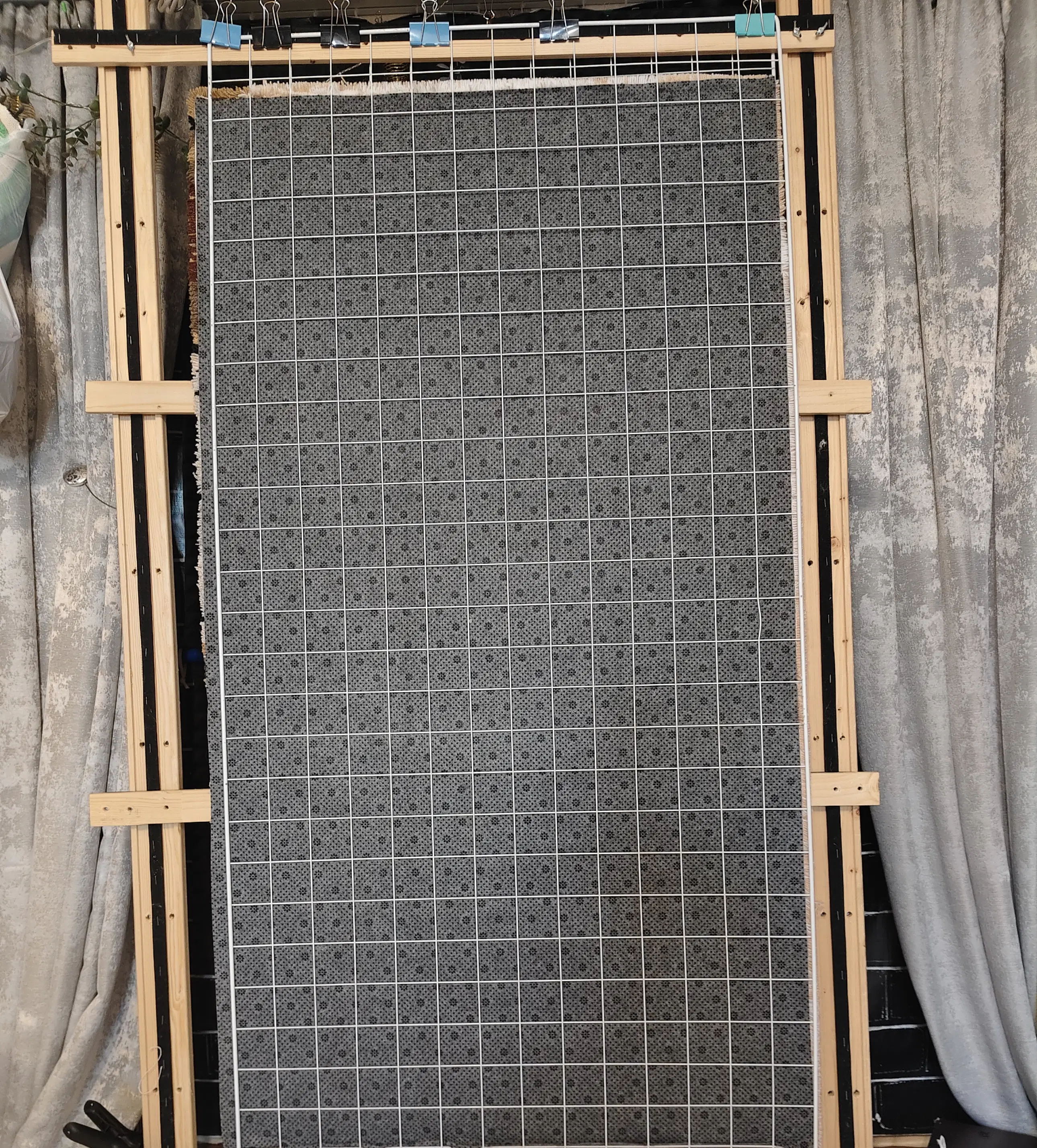 Фото этапа "Обработка задника" для ковра: Тафтинг ковров на заказ: как создаётся премиальный ковёр и почему его выбирают