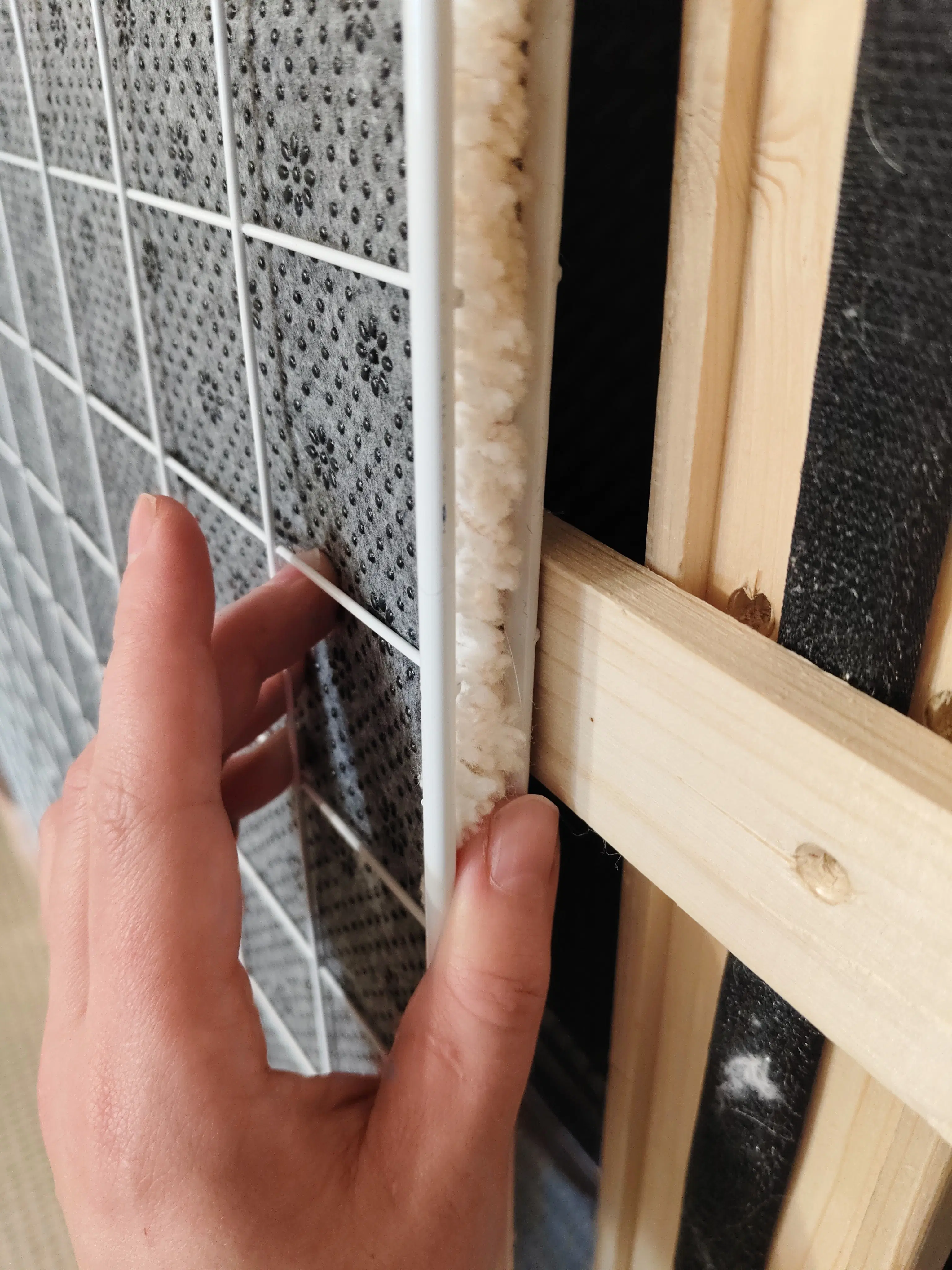 Фото этапа "Обработка задника" для ковра: Тафтинг ковров на заказ: как создаётся премиальный ковёр и почему его выбирают