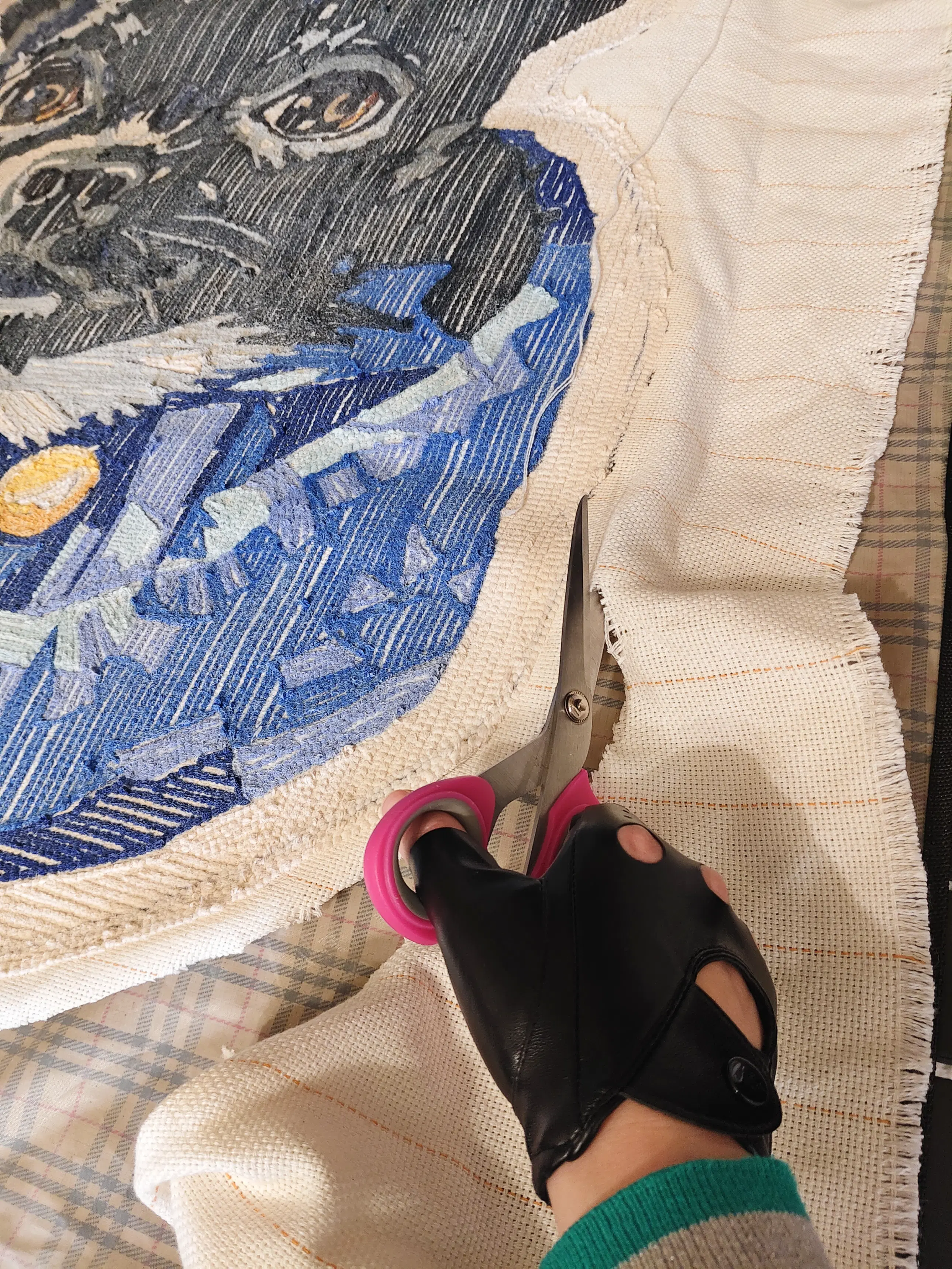 Фото этапа "Обработка задника" для ковра: Ковёр по фотографии на заказ — тафтинг с характером