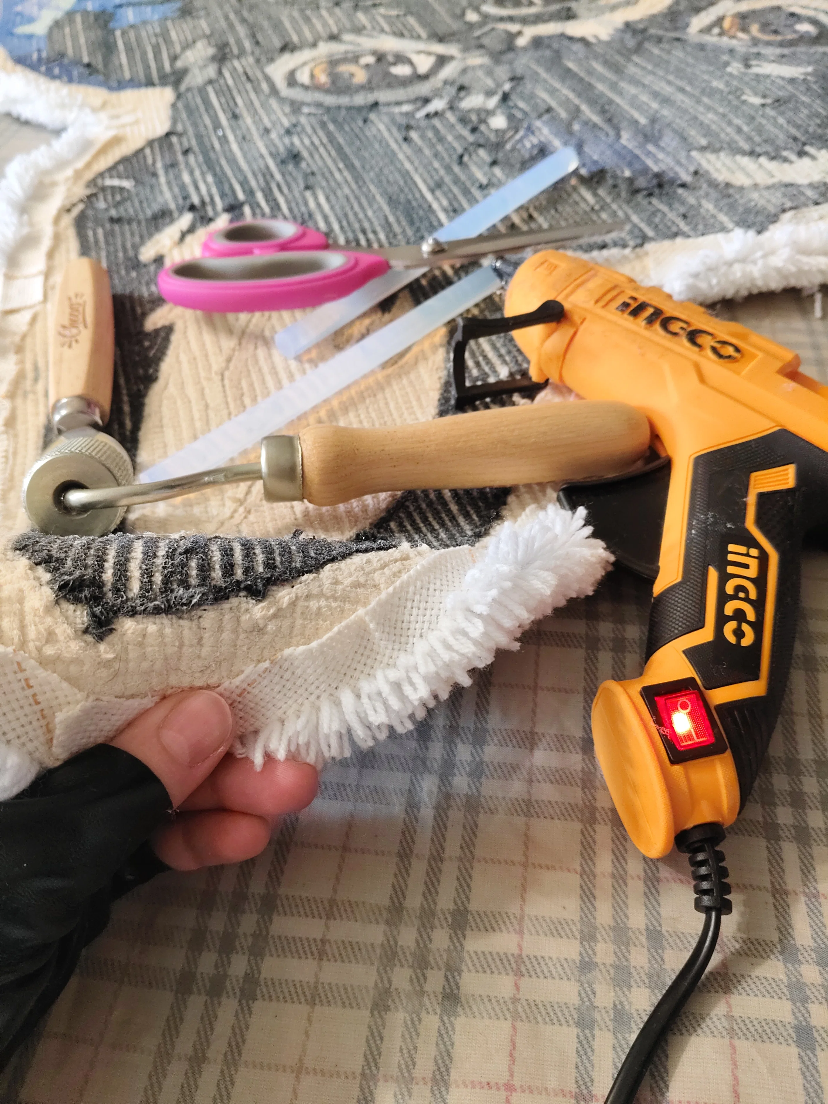 Фото этапа "Обработка задника" для ковра: Ковёр по фотографии на заказ — тафтинг с характером