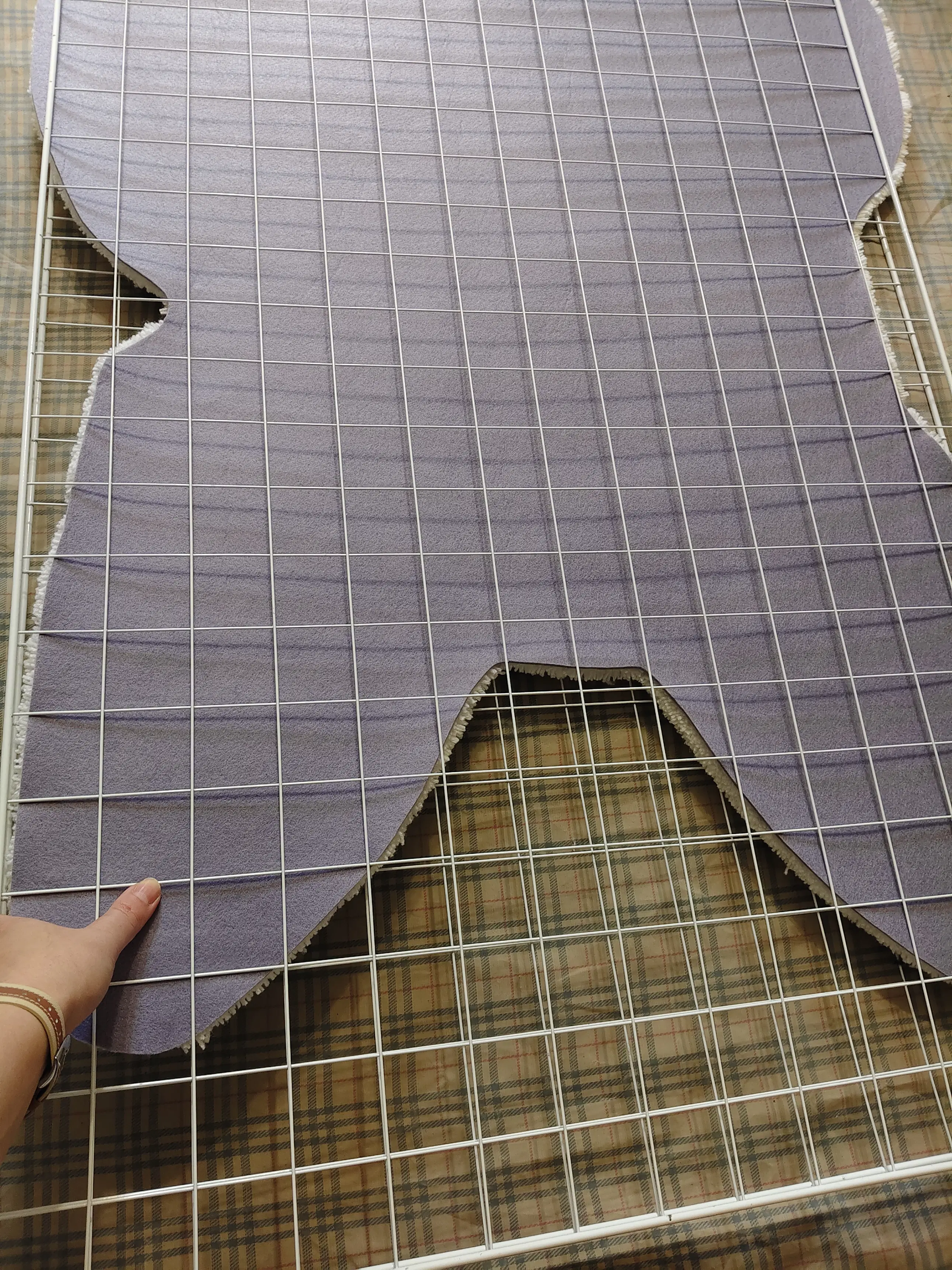 Фото этапа "Обработка задника" для ковра: Ковёр по фотографии на заказ — тафтинг с характером