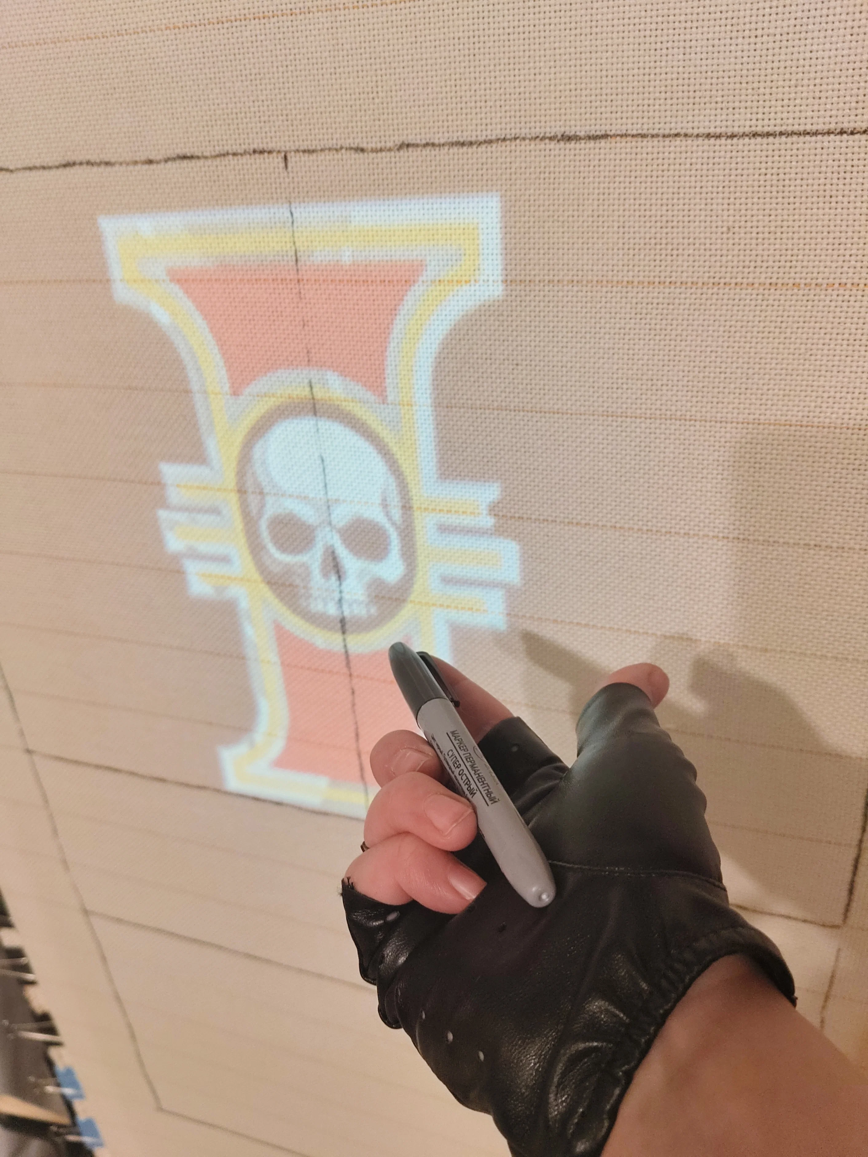 Фото этапа "Отрисовка макета на ткани" для ковра: Тафтинговый ковёр Warhammer: символ Инквизиции на чёрном фоне