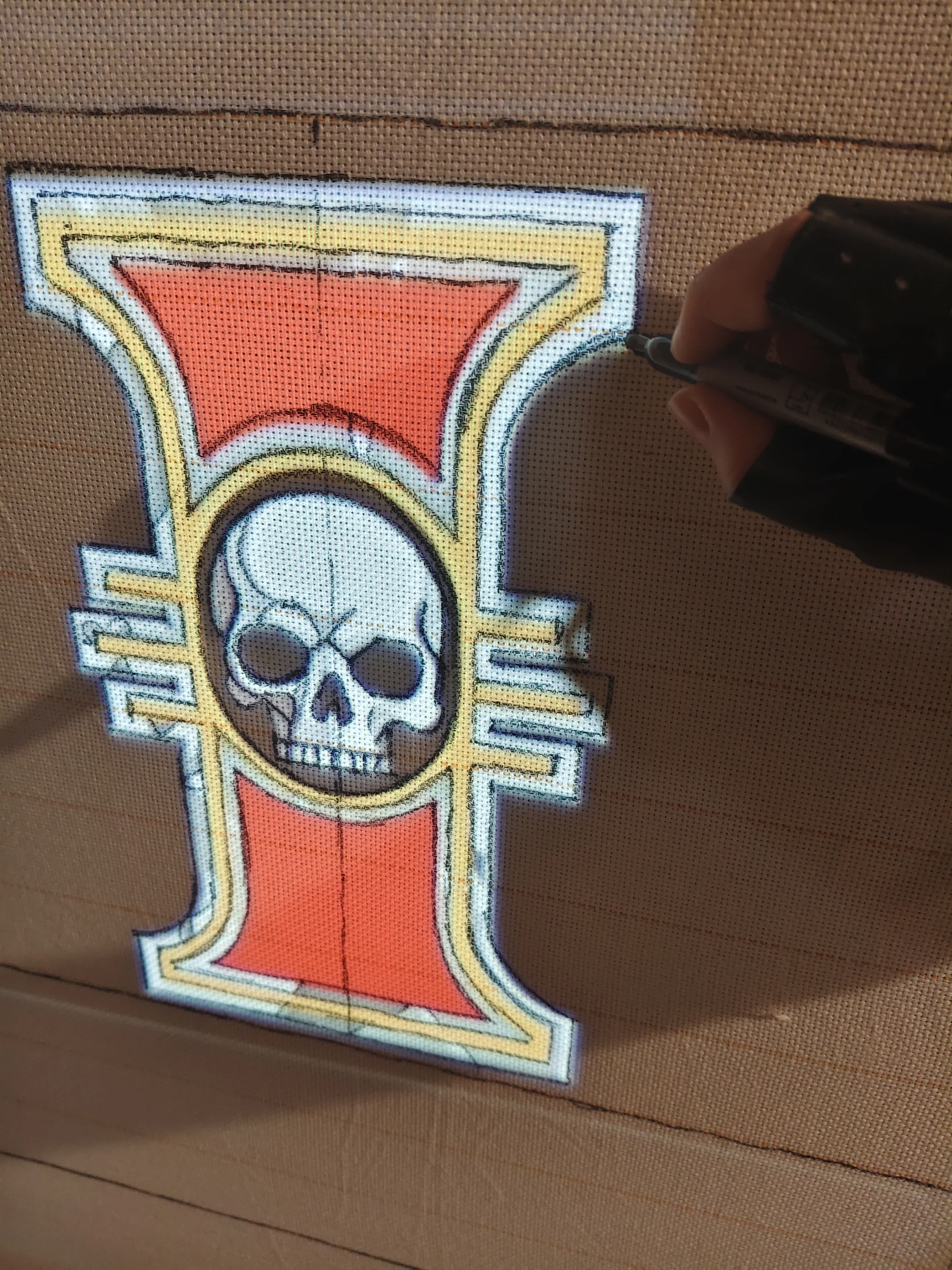 Фото этапа "Отрисовка макета на ткани" для ковра: Тафтинговый ковёр Warhammer: символ Инквизиции на чёрном фоне