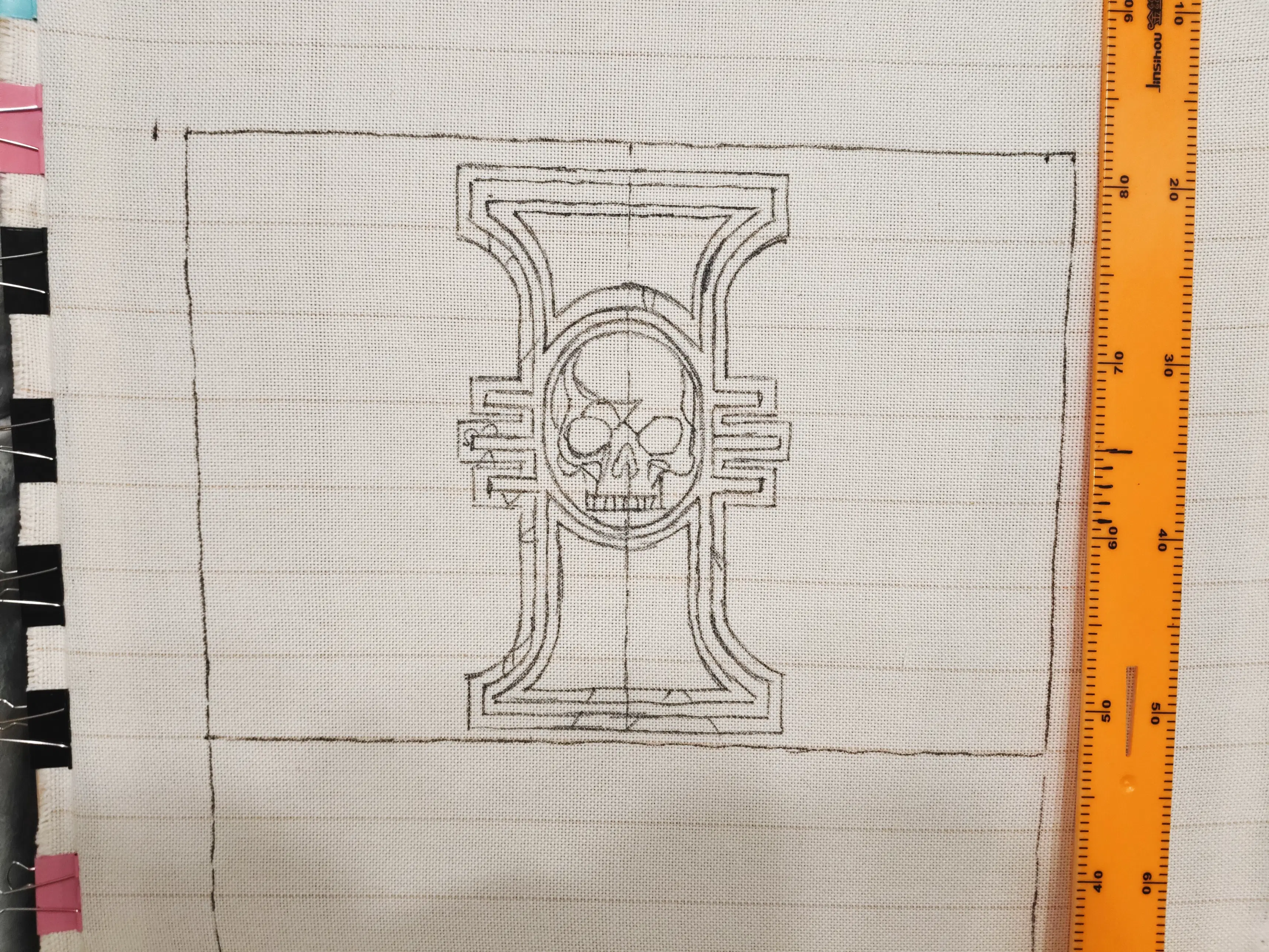 Фото этапа "Отрисовка макета на ткани" для ковра: Тафтинговый ковёр Warhammer: символ Инквизиции на чёрном фоне