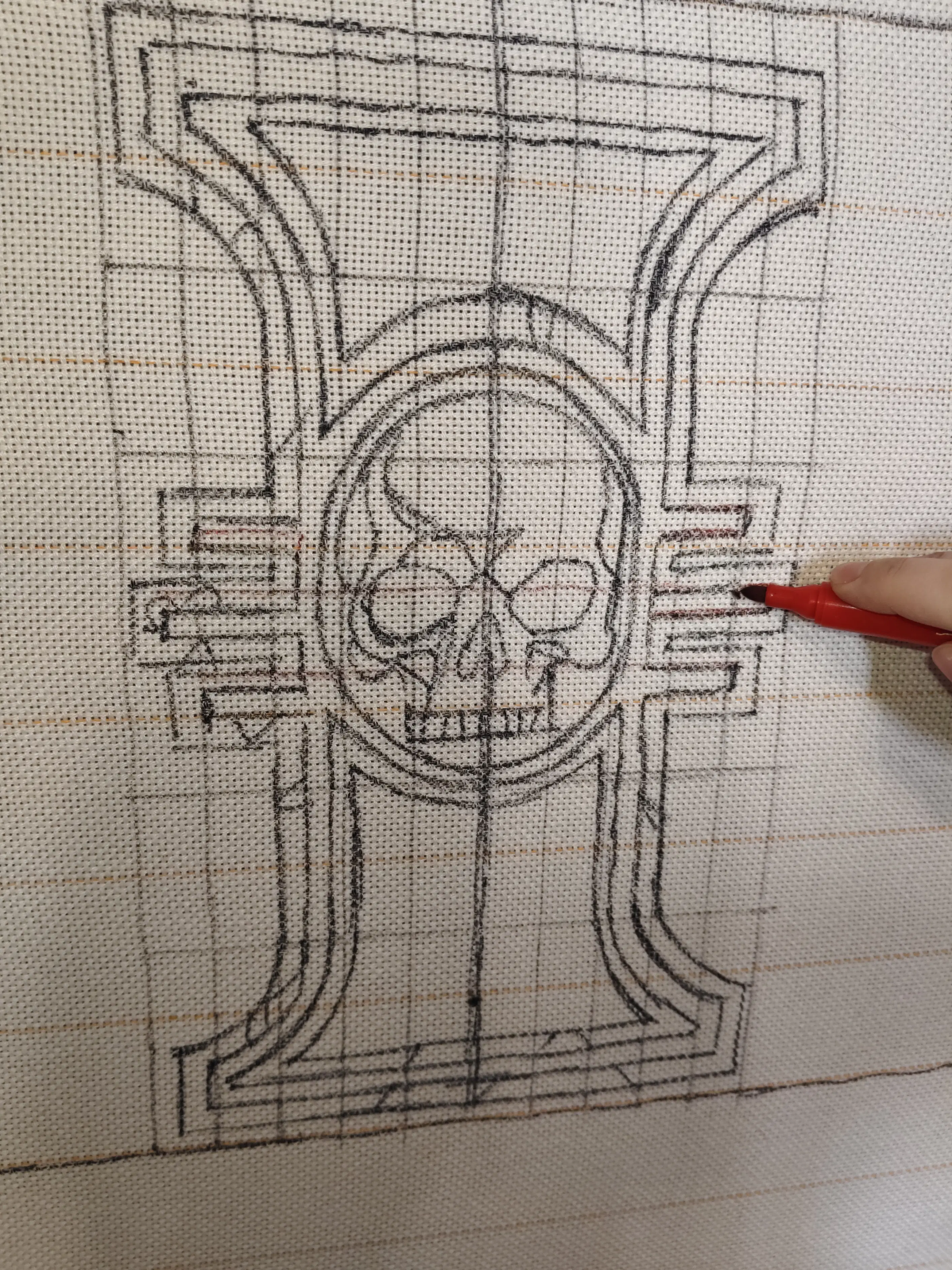 Фото этапа "Отрисовка макета на ткани" для ковра: Тафтинговый ковёр Warhammer: символ Инквизиции на чёрном фоне