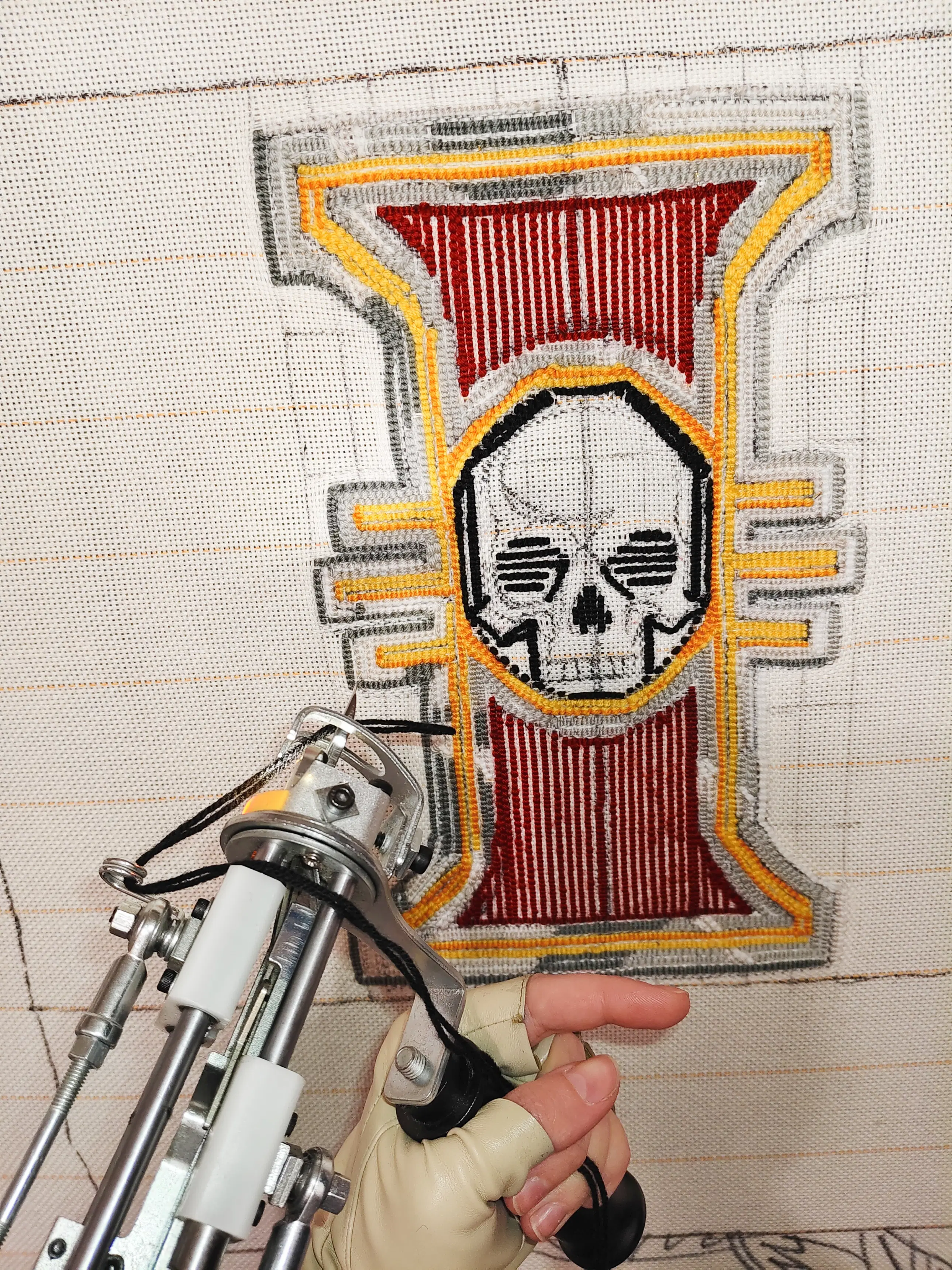 Фото этапа "Забивка ворсом" для ковра: Тафтинговый ковёр Warhammer: символ Инквизиции на чёрном фоне