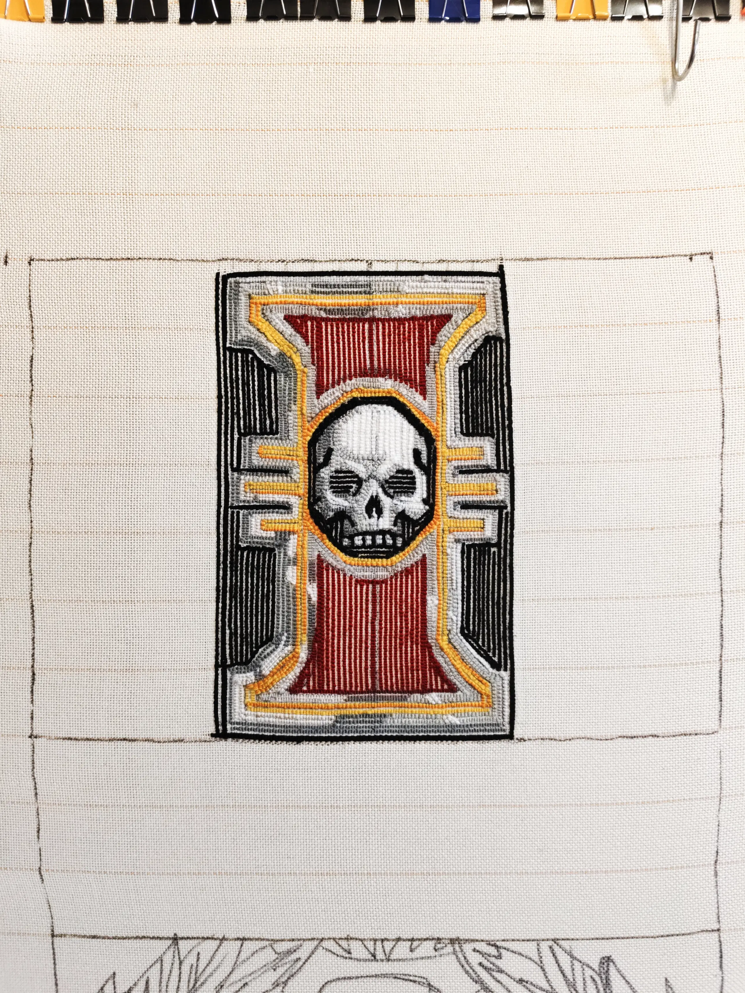 Фото этапа "Забивка ворсом" для ковра: Тафтинговый ковёр Warhammer: символ Инквизиции на чёрном фоне